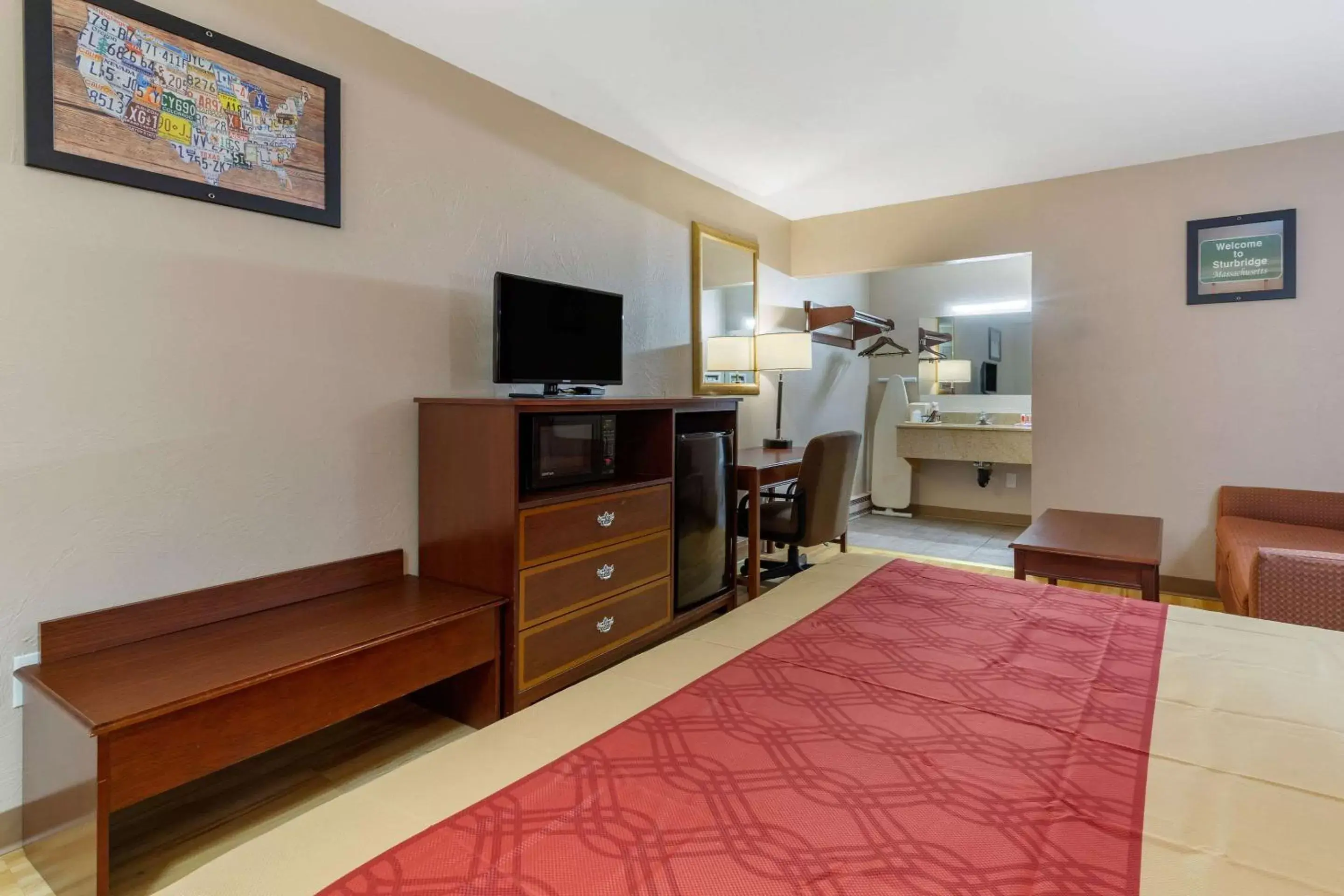 Photo of the whole room, TV/Entertainment Center in Econo Lodge Sturbridge Route 20