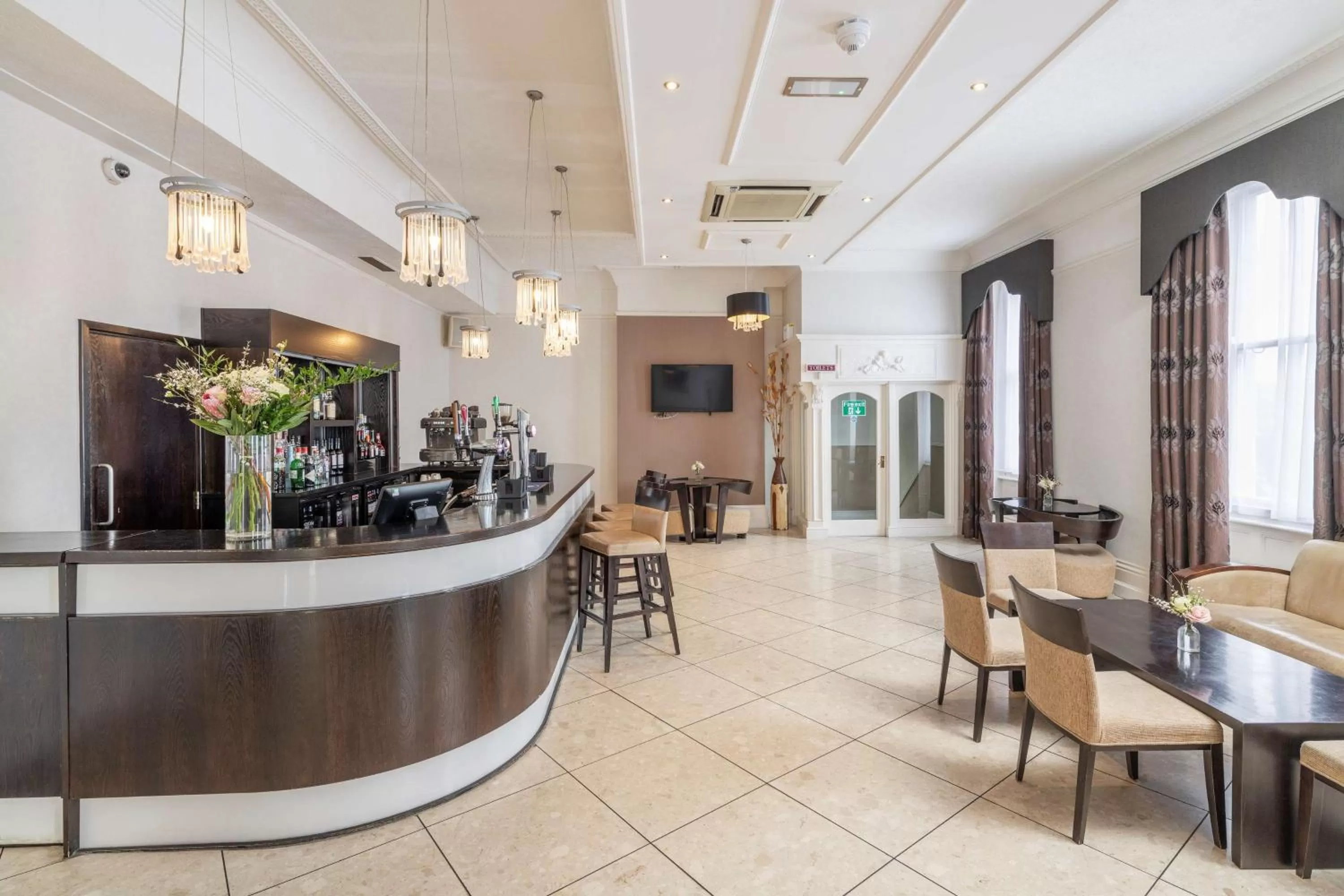 Lounge or bar in New Continental Hotel; Sure Hotel Collection by Best Western