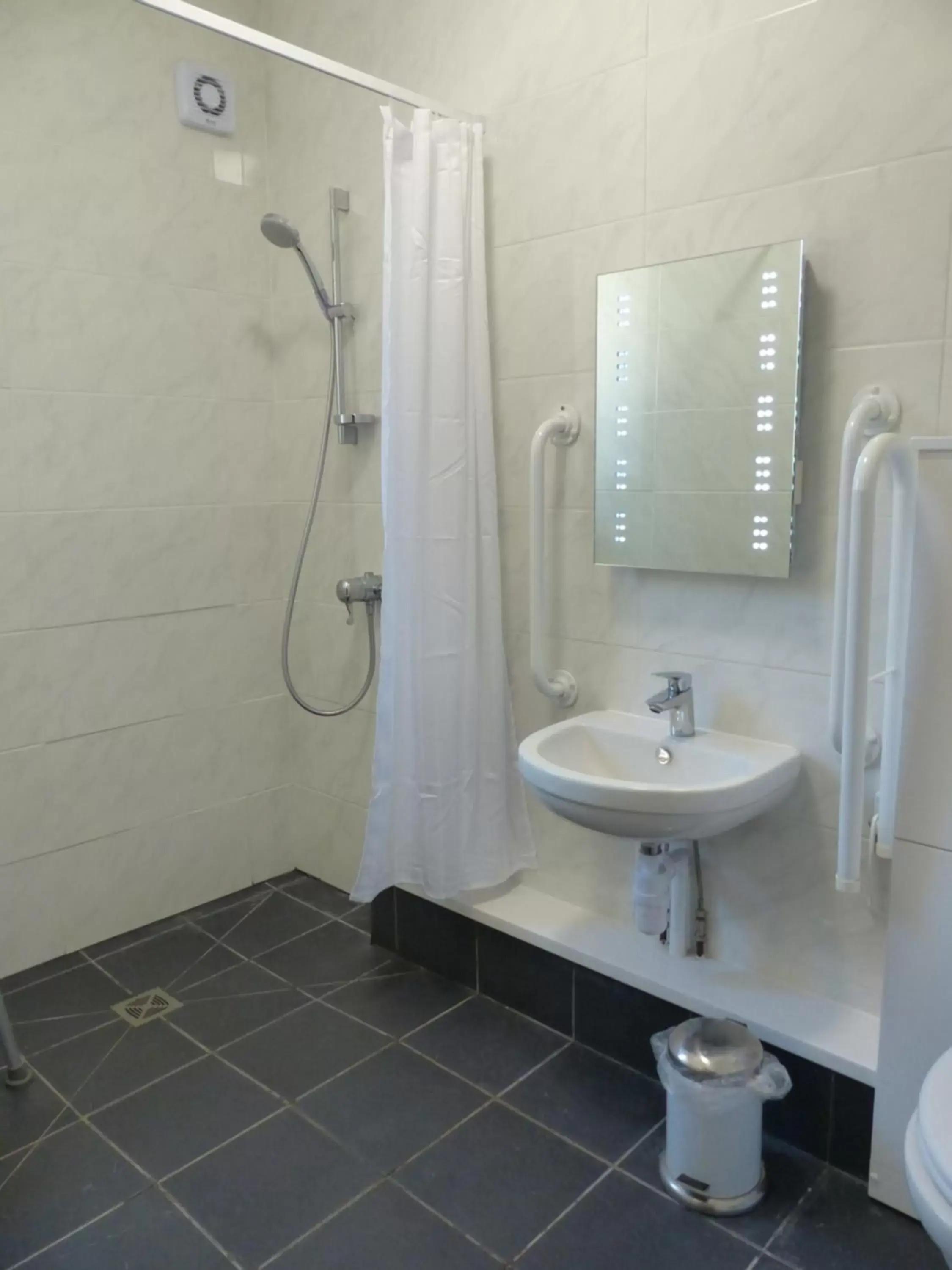 Bathroom in Farnham House Hotel