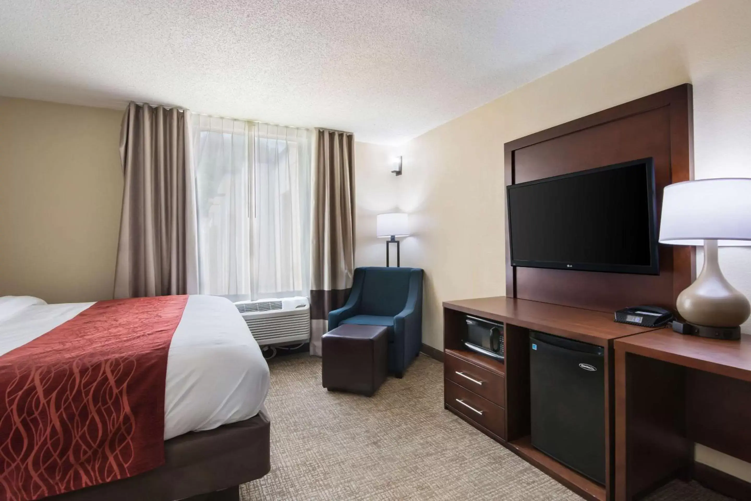 Photo of the whole room, TV/Entertainment Center in Comfort Inn Kings Mountain