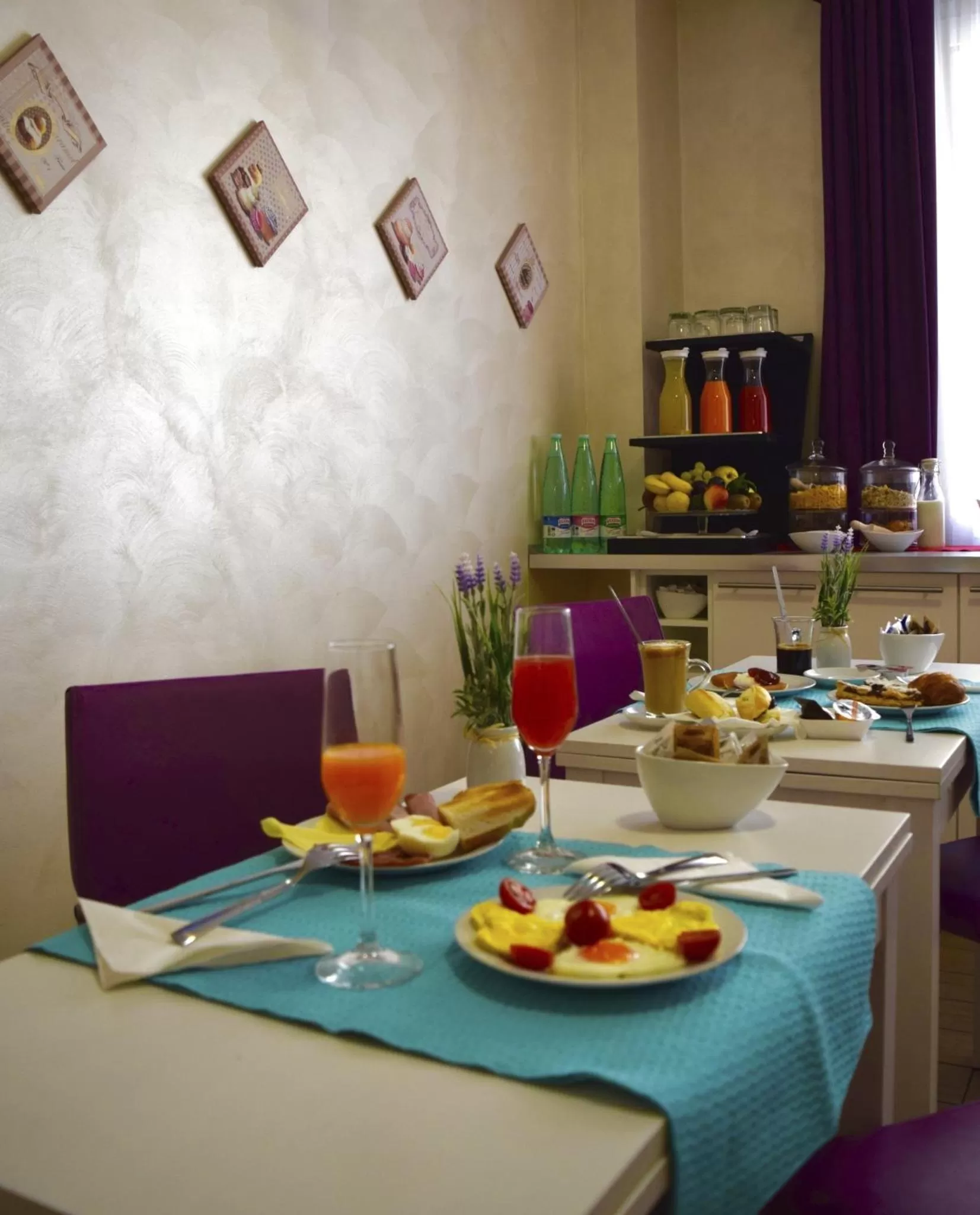 Dining area in Rome Kings Suite