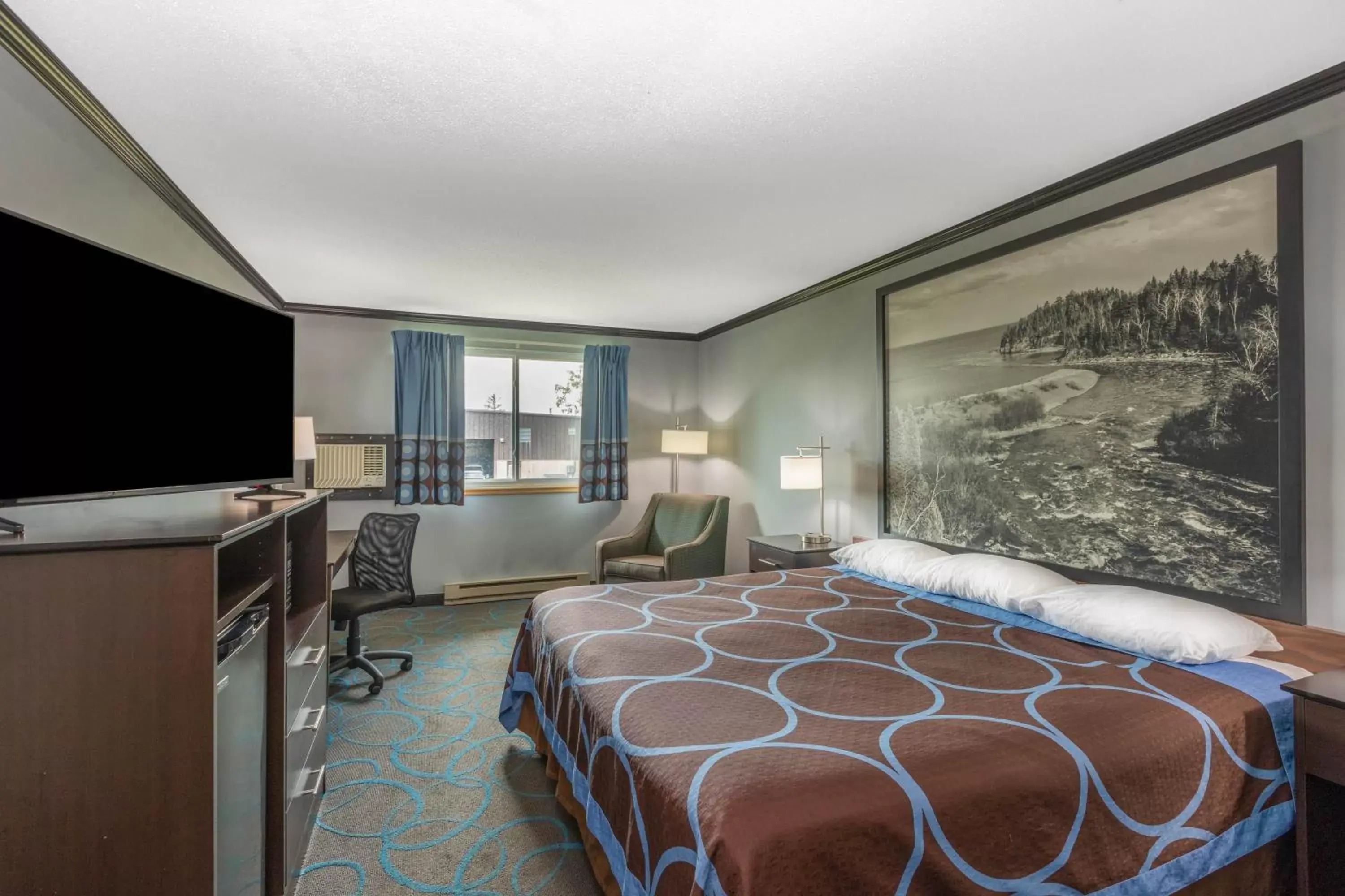 Photo of the whole room, Bed in Super 8 by Wyndham Duluth