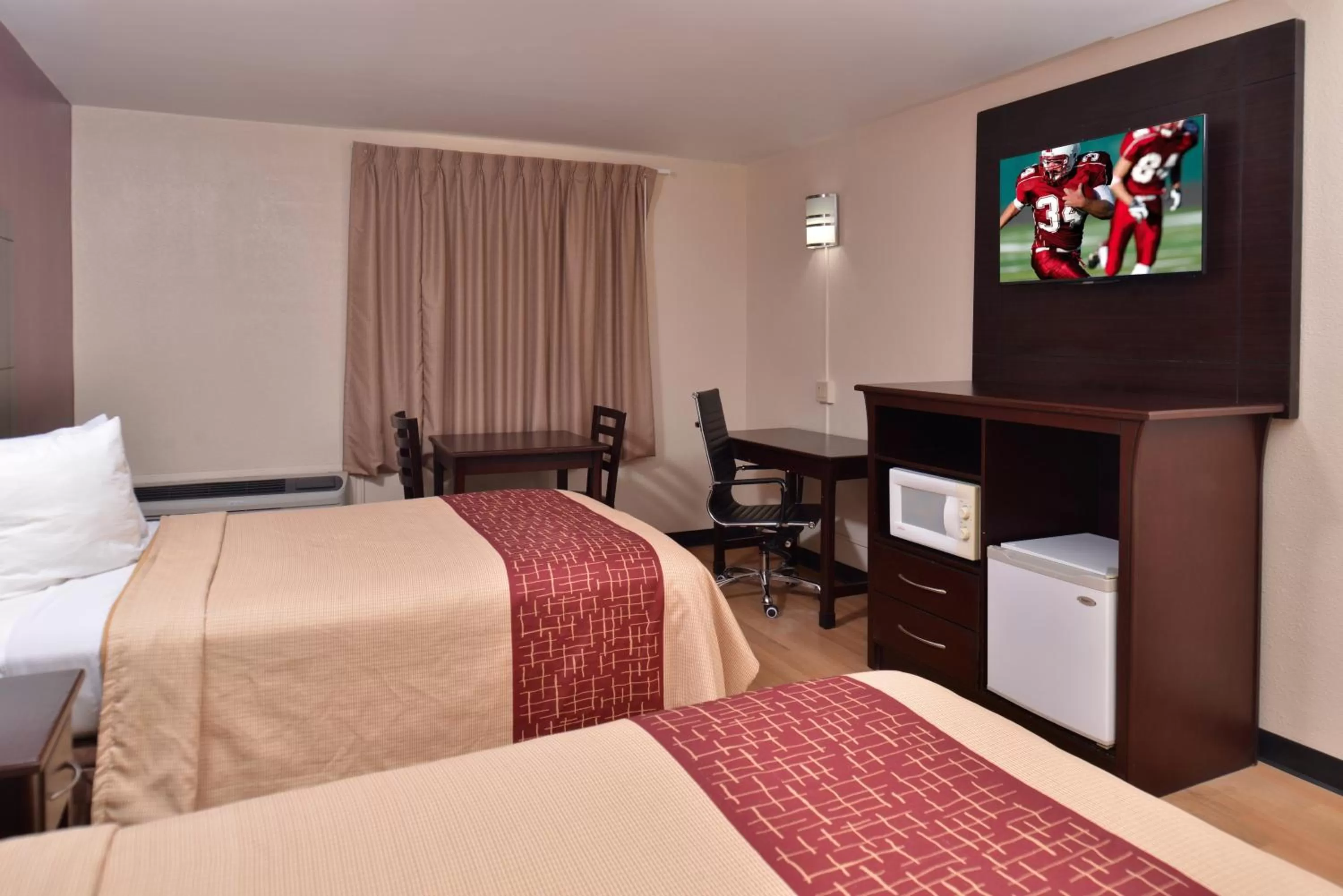 Photo of the whole room, Bed in Red Roof Inn Van Horn