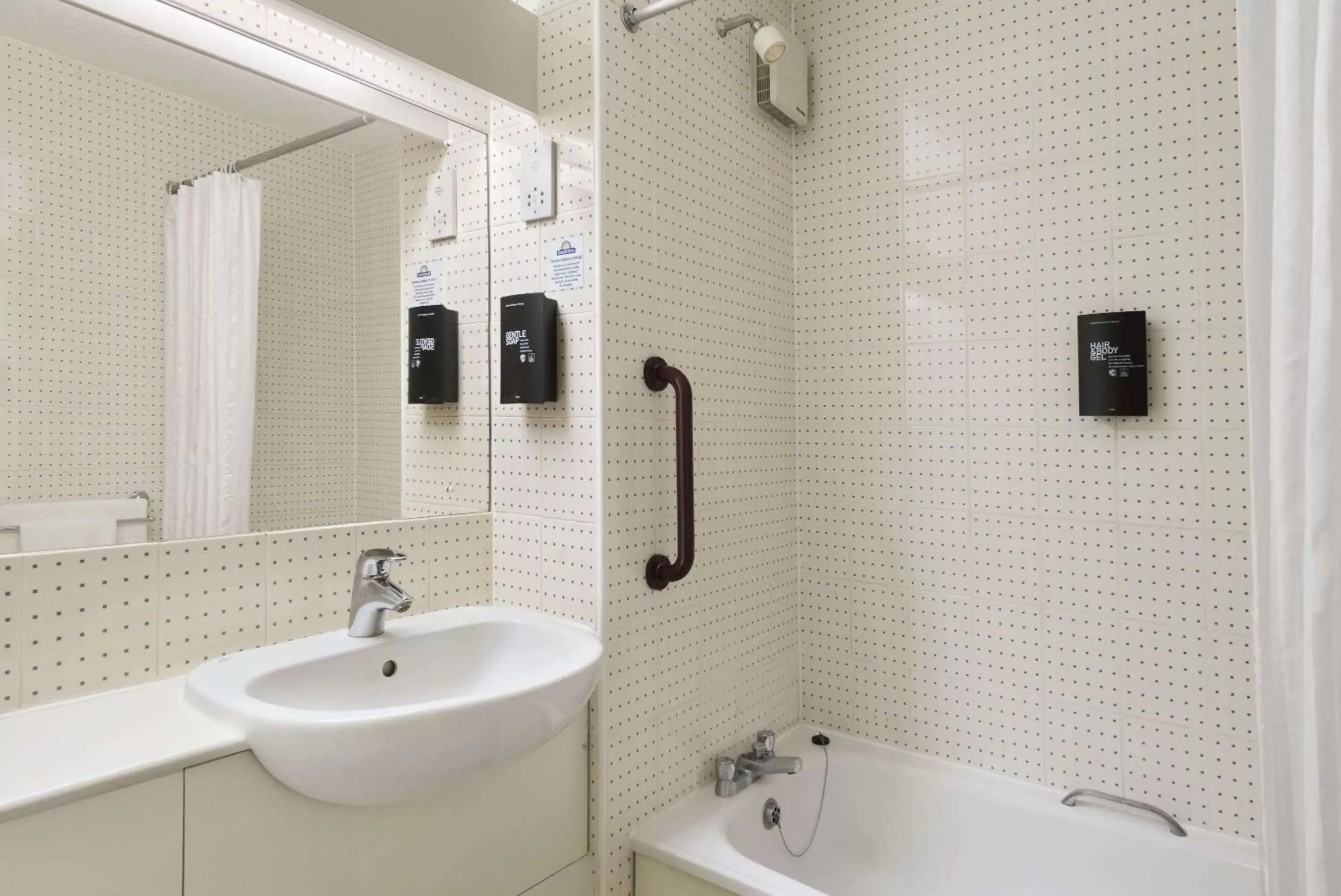 Bathroom in Days Inn Hotel Warwick South - Southbound M40