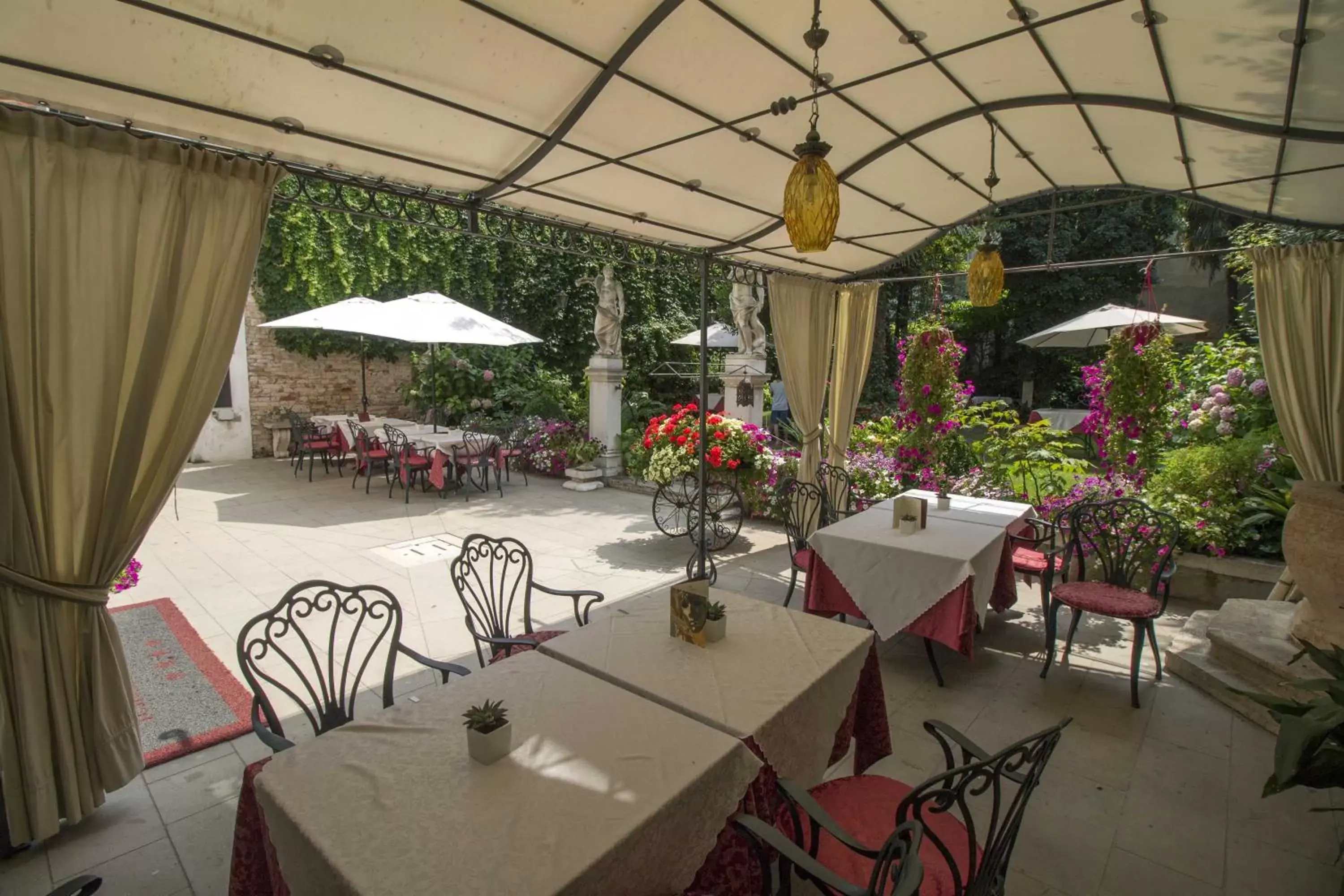 Patio, Restaurant/Places to Eat in Hotel Palazzo Abadessa