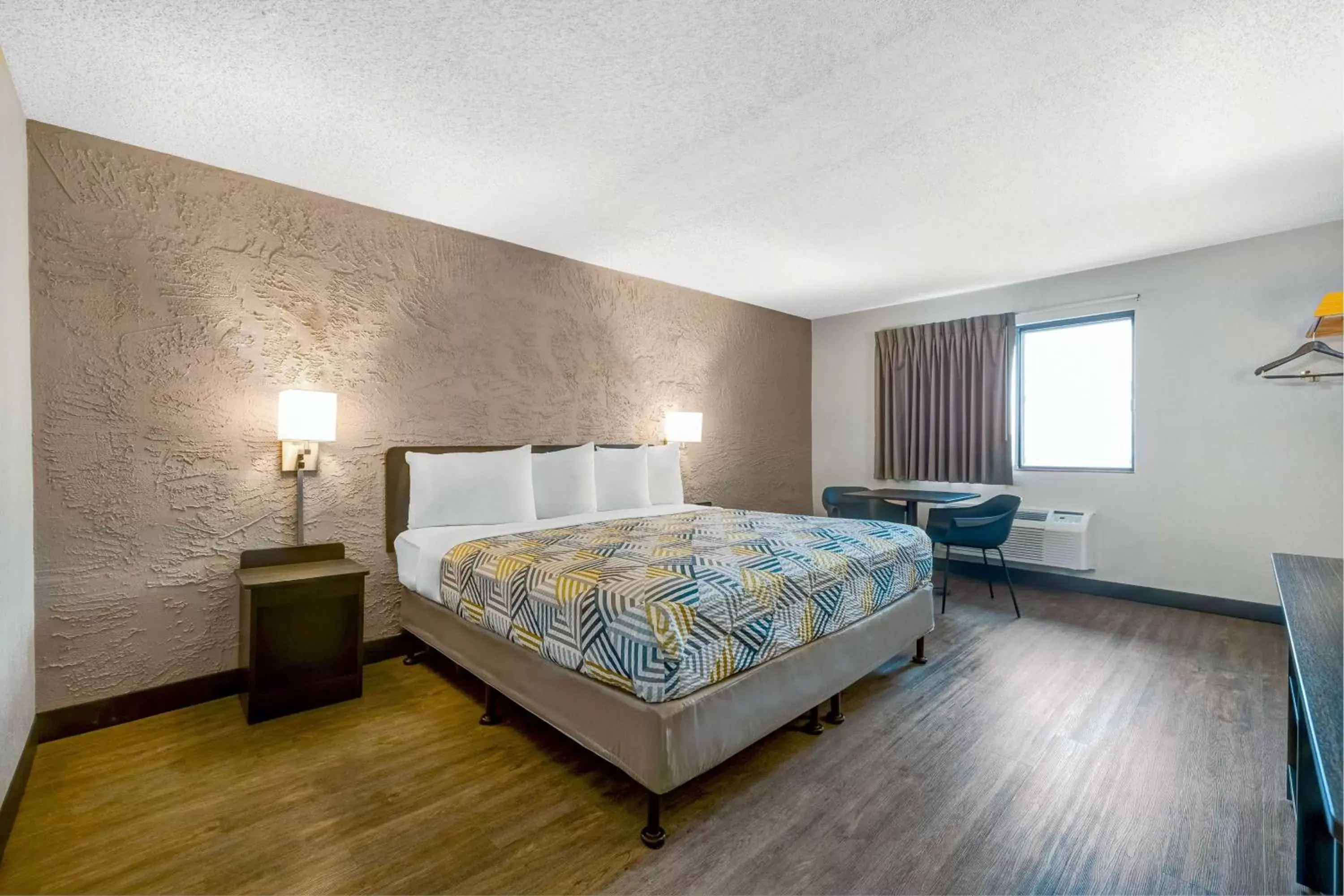 Bedroom, Bed in Motel 6-Elk Grove Village, IL - O'Hare