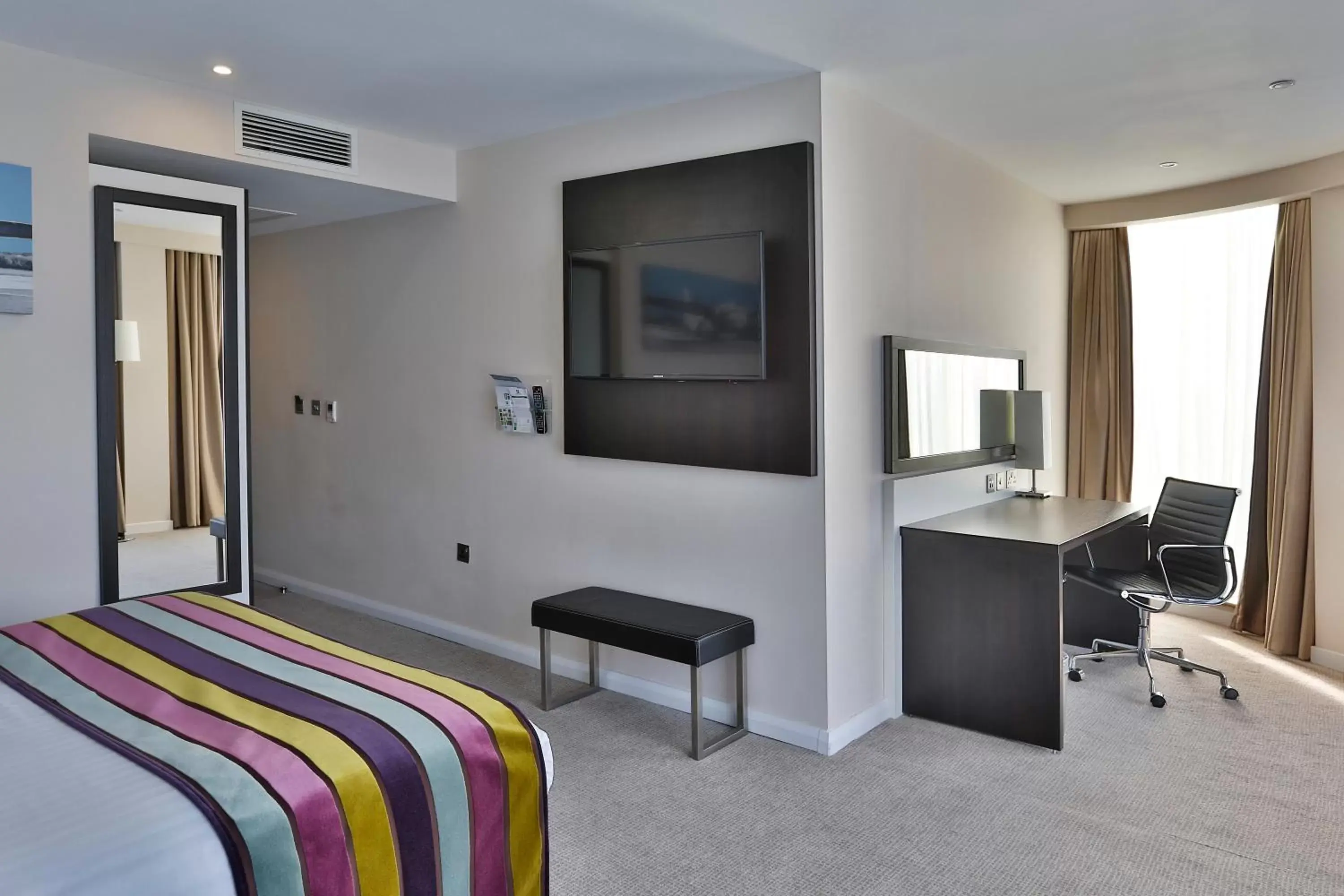 Photo of the whole room, TV/Entertainment Center in Holiday Inn Southend, an IHG Hotel