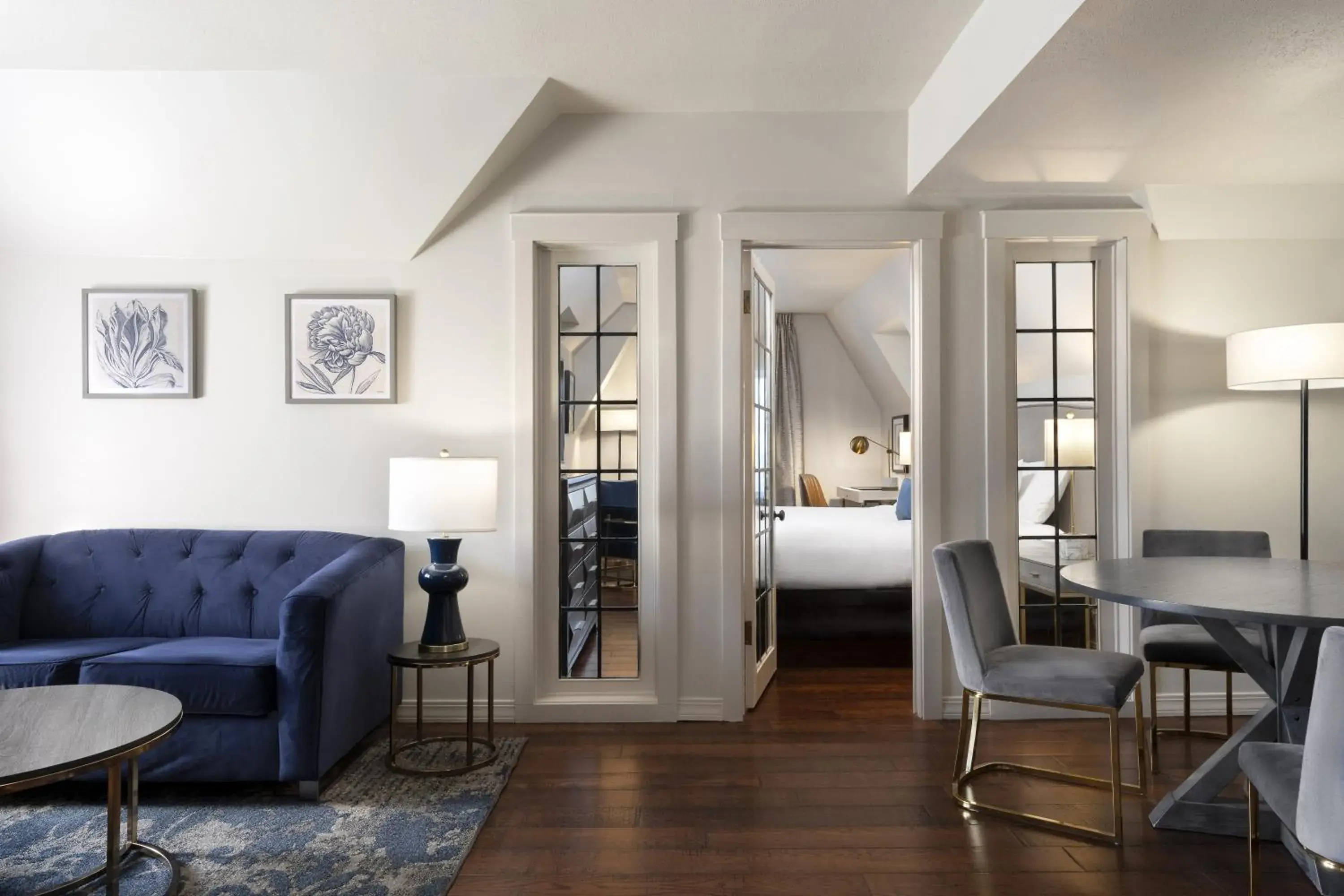 Bathroom, Bed in Seven Gables Inn, St Louis West, a Tribute Portfolio Hotel Bathroom, Bed in Seven Gables Inn, St Louis West, a Tribute Portfolio Hotel