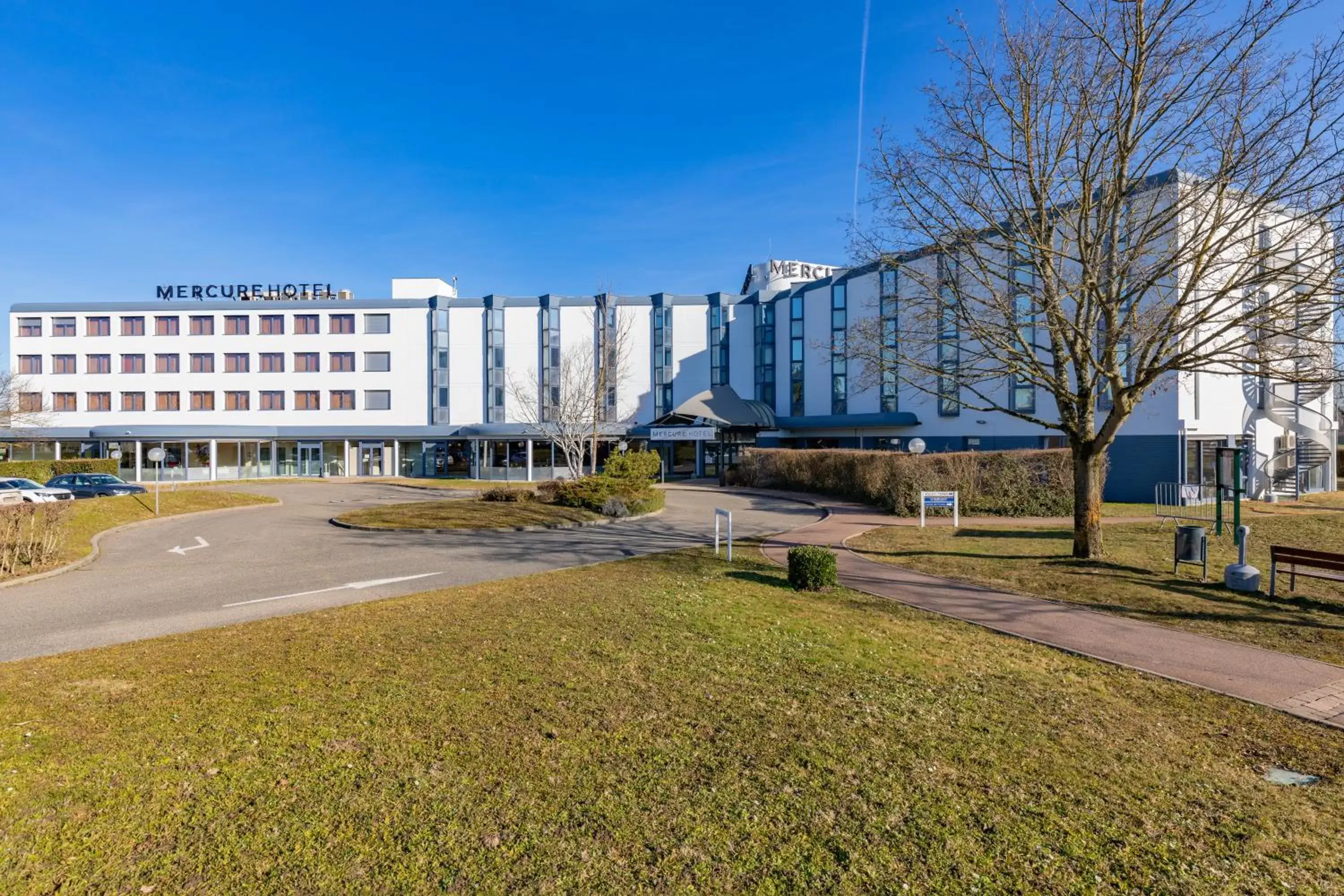 Facade/entrance, Property Building in Mercure Lyon Est Villefontaine