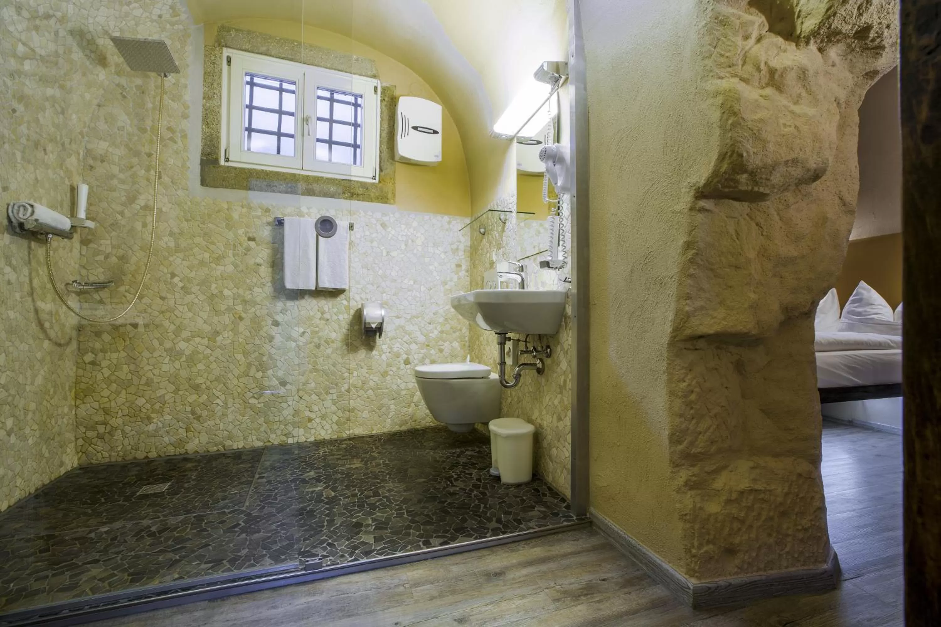 Bathroom in Knast-Hotel Fronfeste