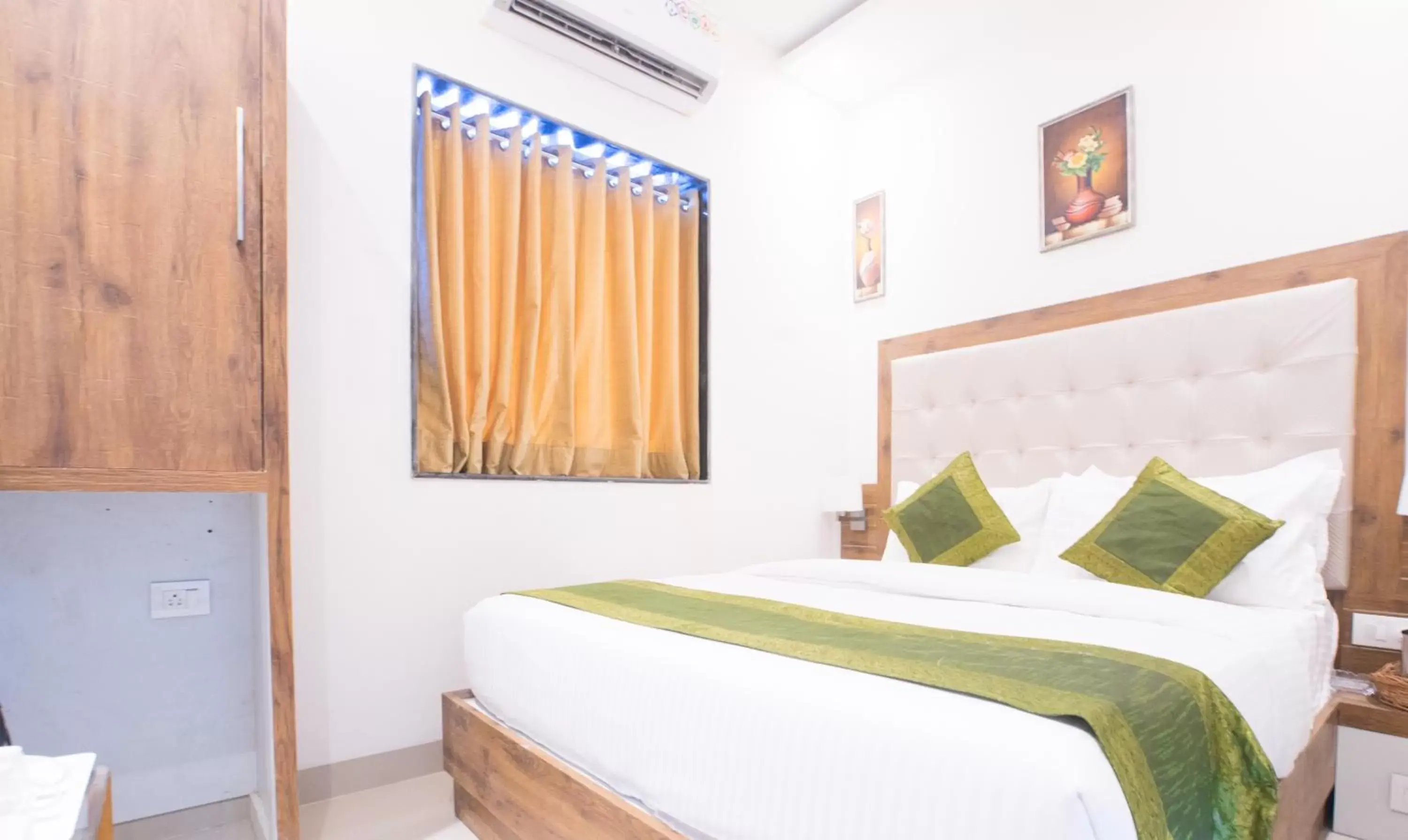 Double Room - single occupancy in Treebo Amber International Double Room - single occupancy in Treebo Amber International