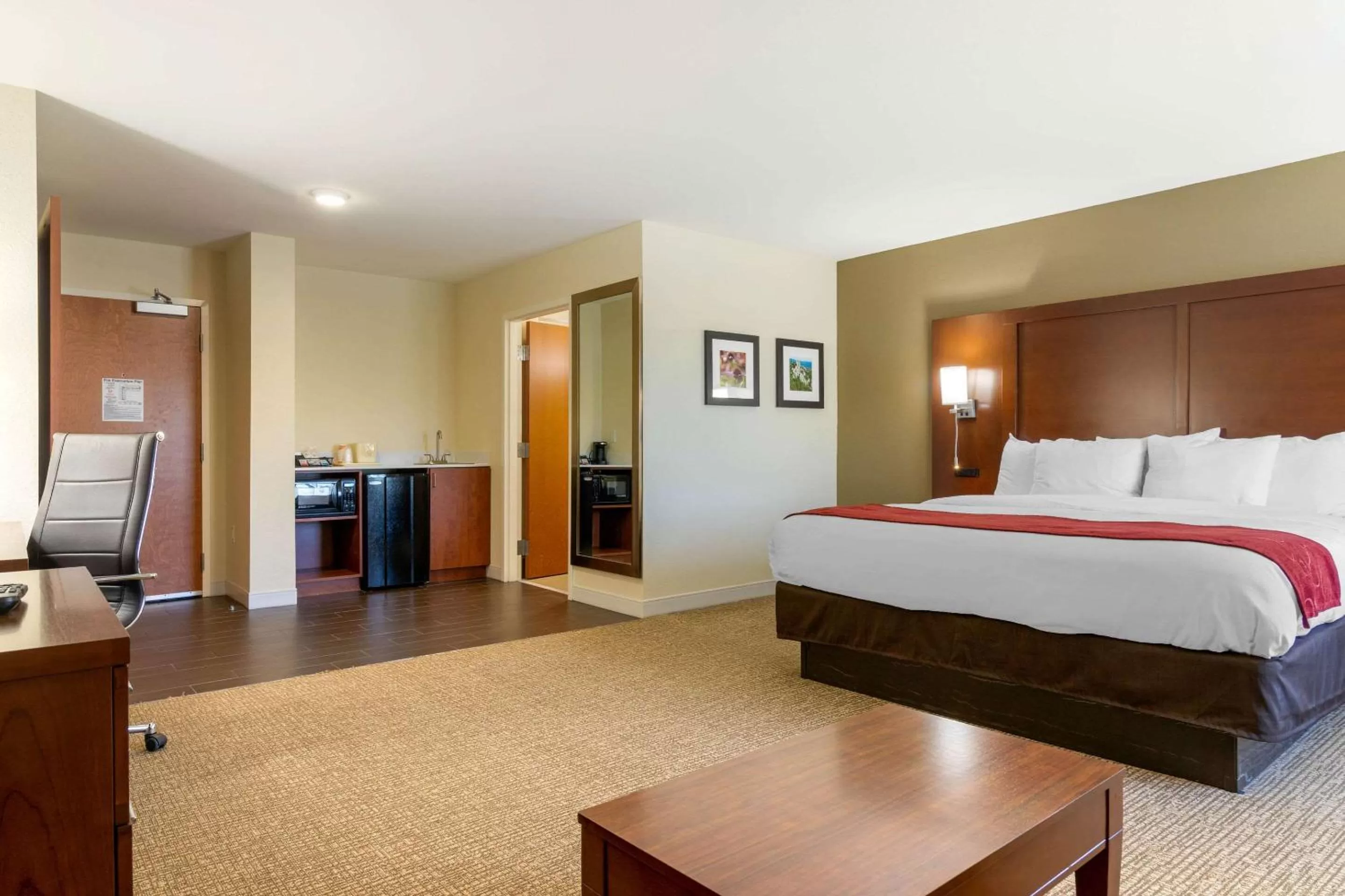 Photo of the whole room, Bed in Comfort Inn & Suites Macon West