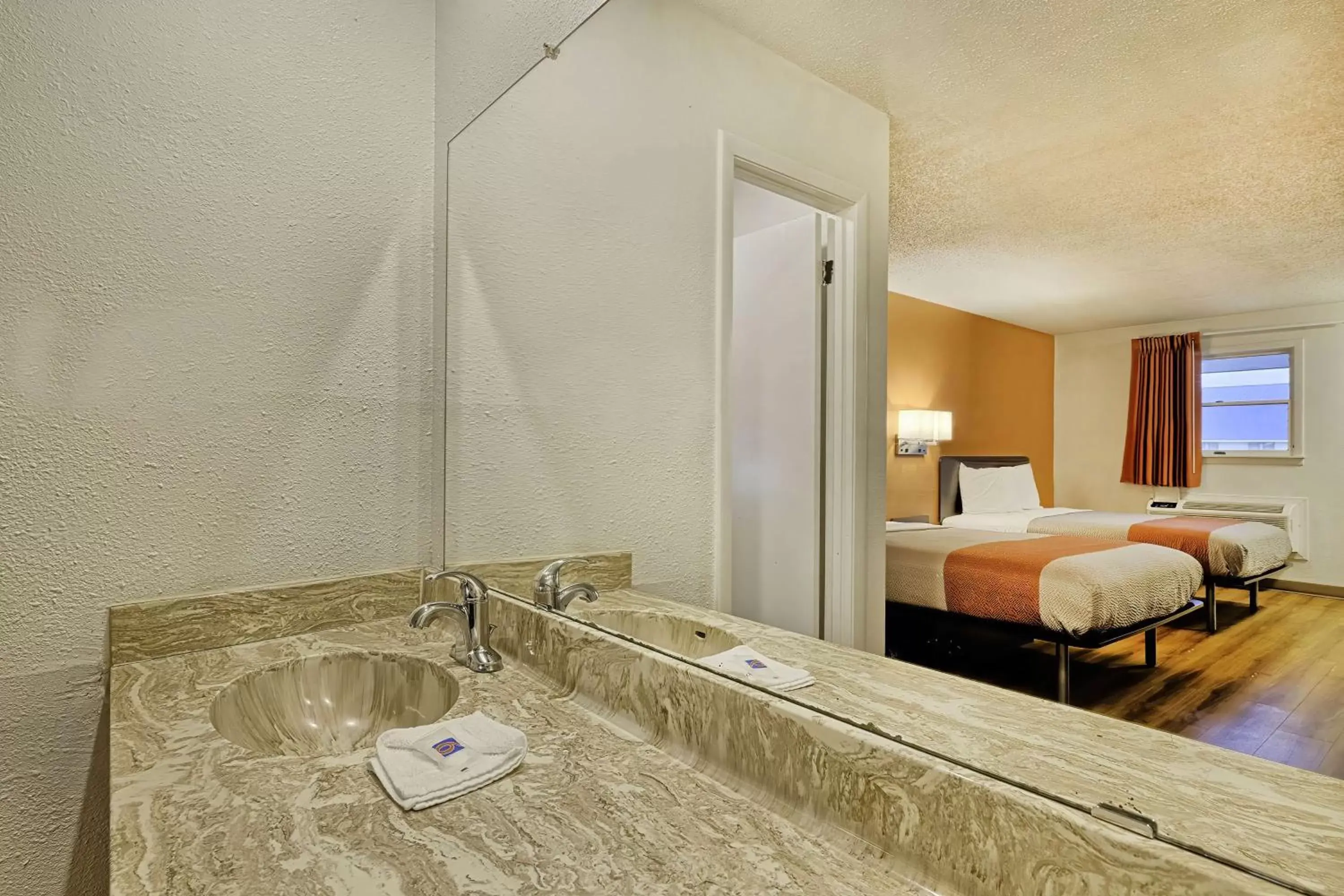 Bedroom, Bathroom in Motel 6-Sullivan, MO