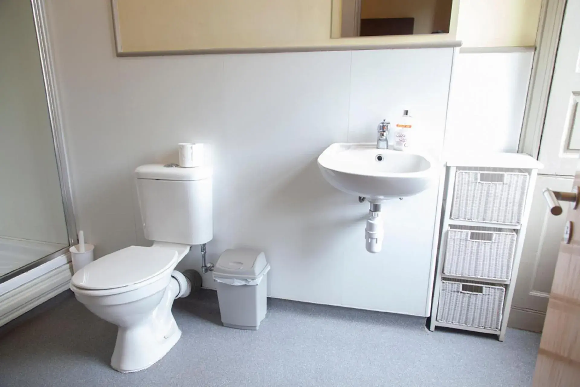 Bathroom in Dundee Backpackers Hostel