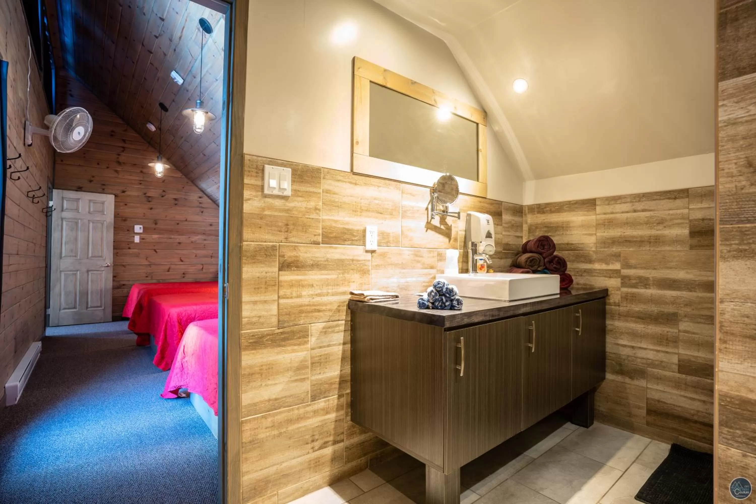 Bed, Bathroom in Auberge Éva