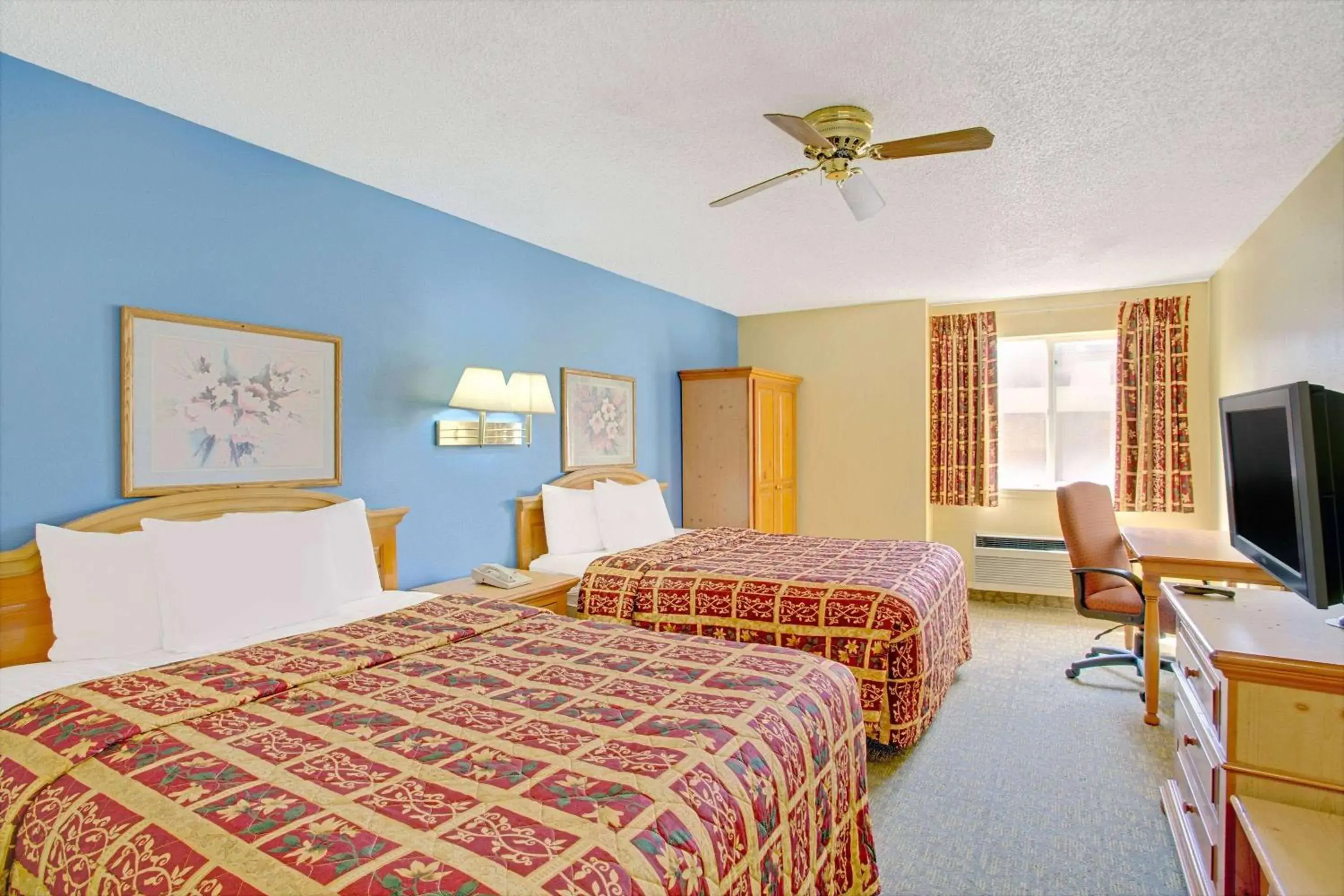 Photo of the whole room, Bed in Days Inn by Wyndham Lehi