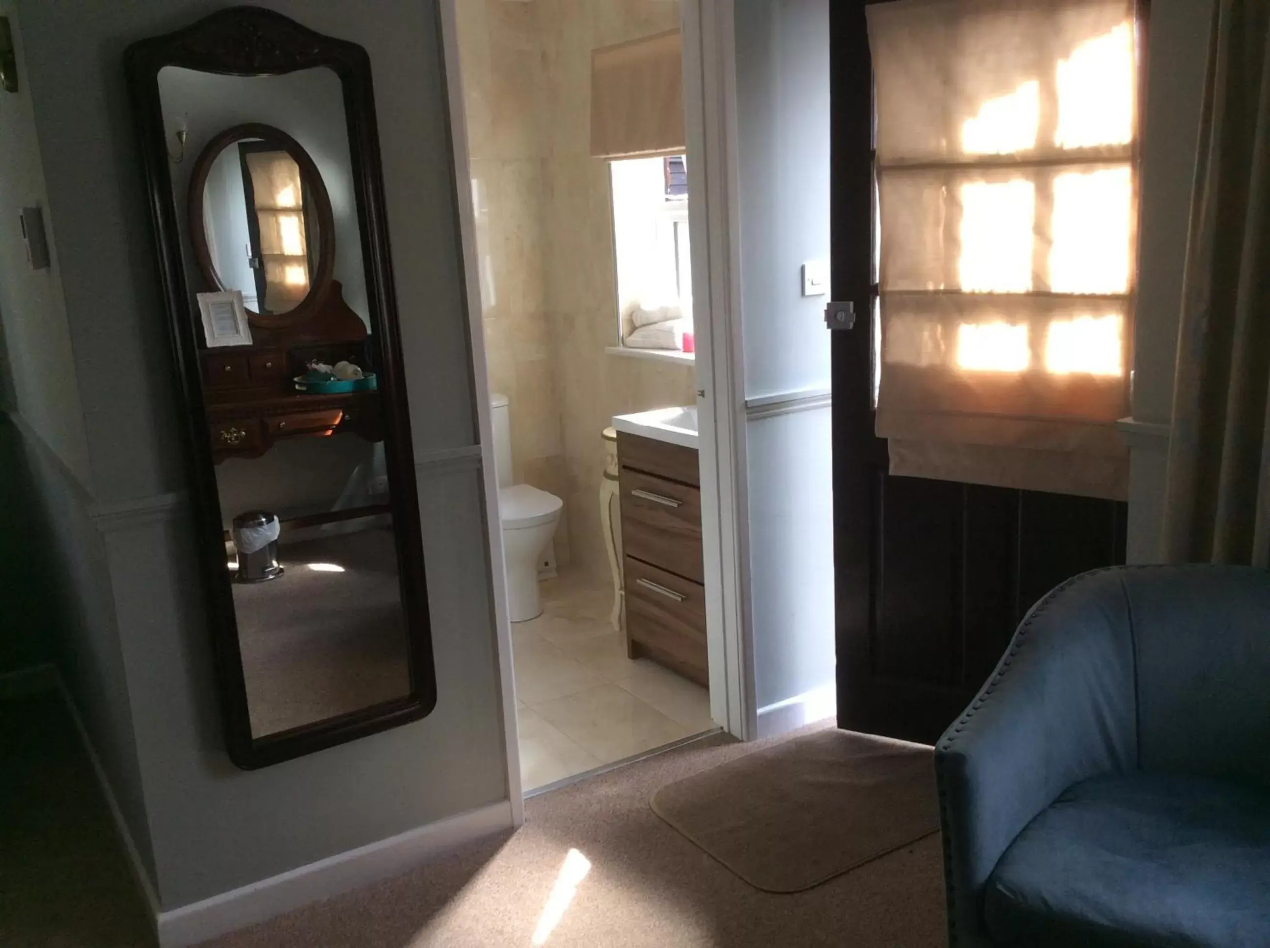 Bedroom, Bathroom in Swan Motel