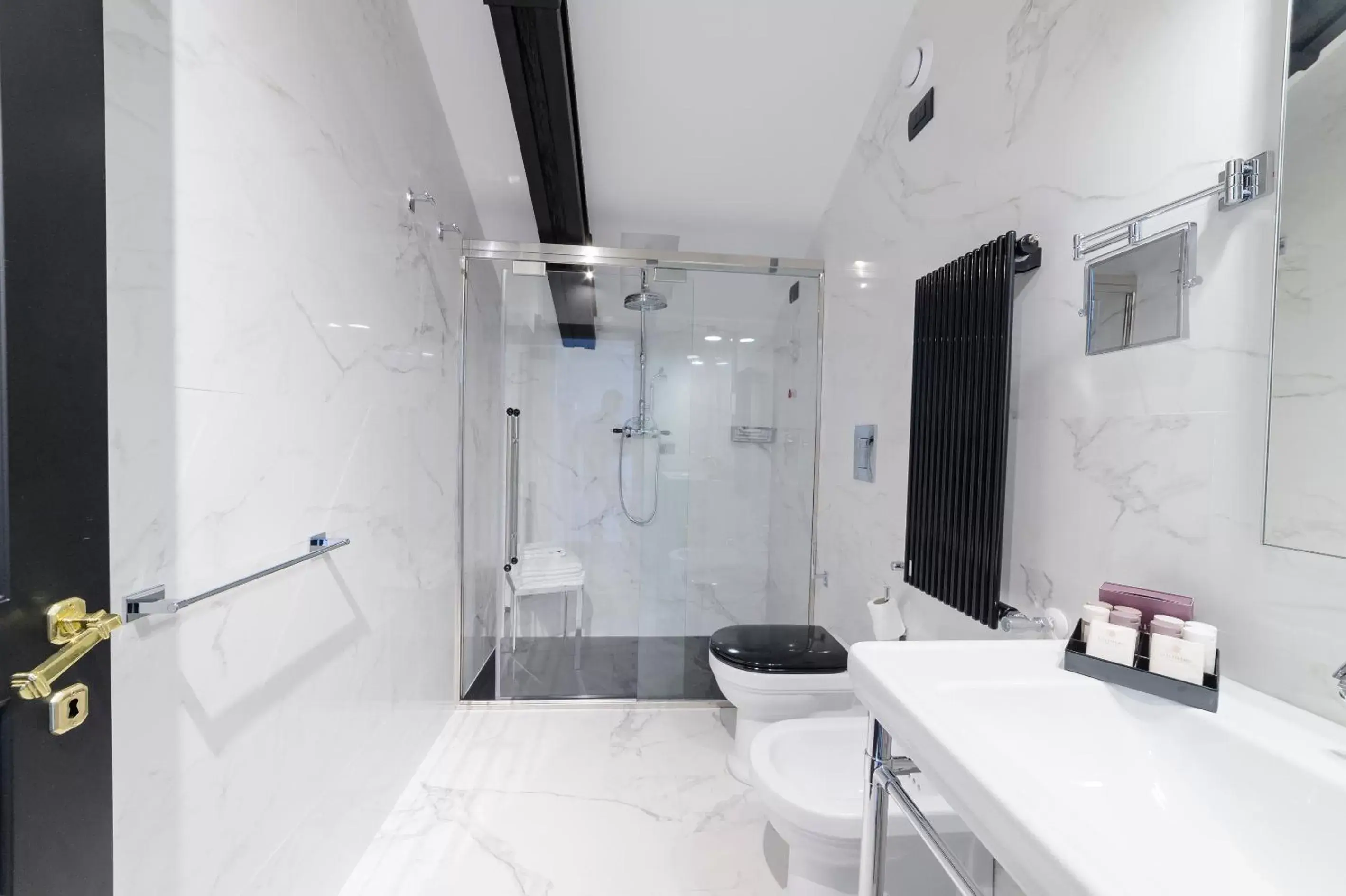 Bathroom in Roma Luxus Hotel