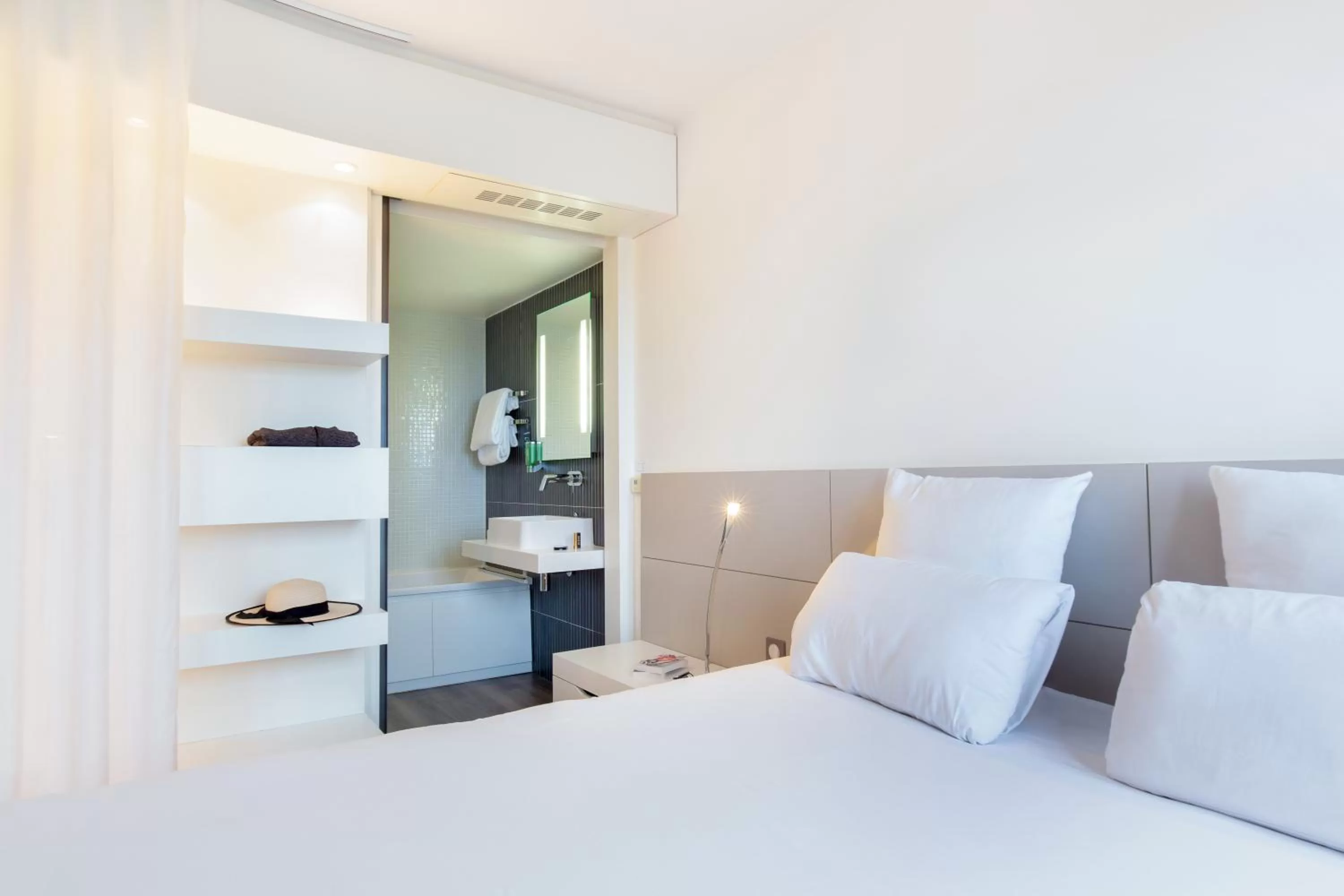 Bed in Novotel Suites Perpignan Centre - Grandes Suites & Confort Centre-Ville