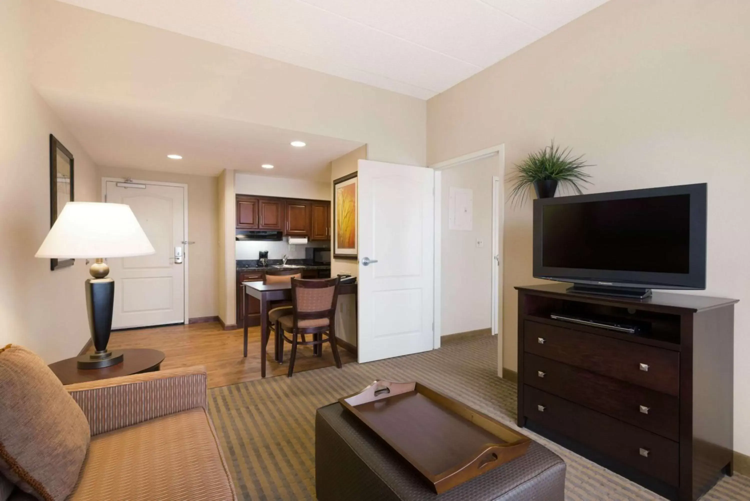 Bed, TV/Entertainment Center in Homewood Suites by Hilton Minneapolis - Saint Louis Park at West End