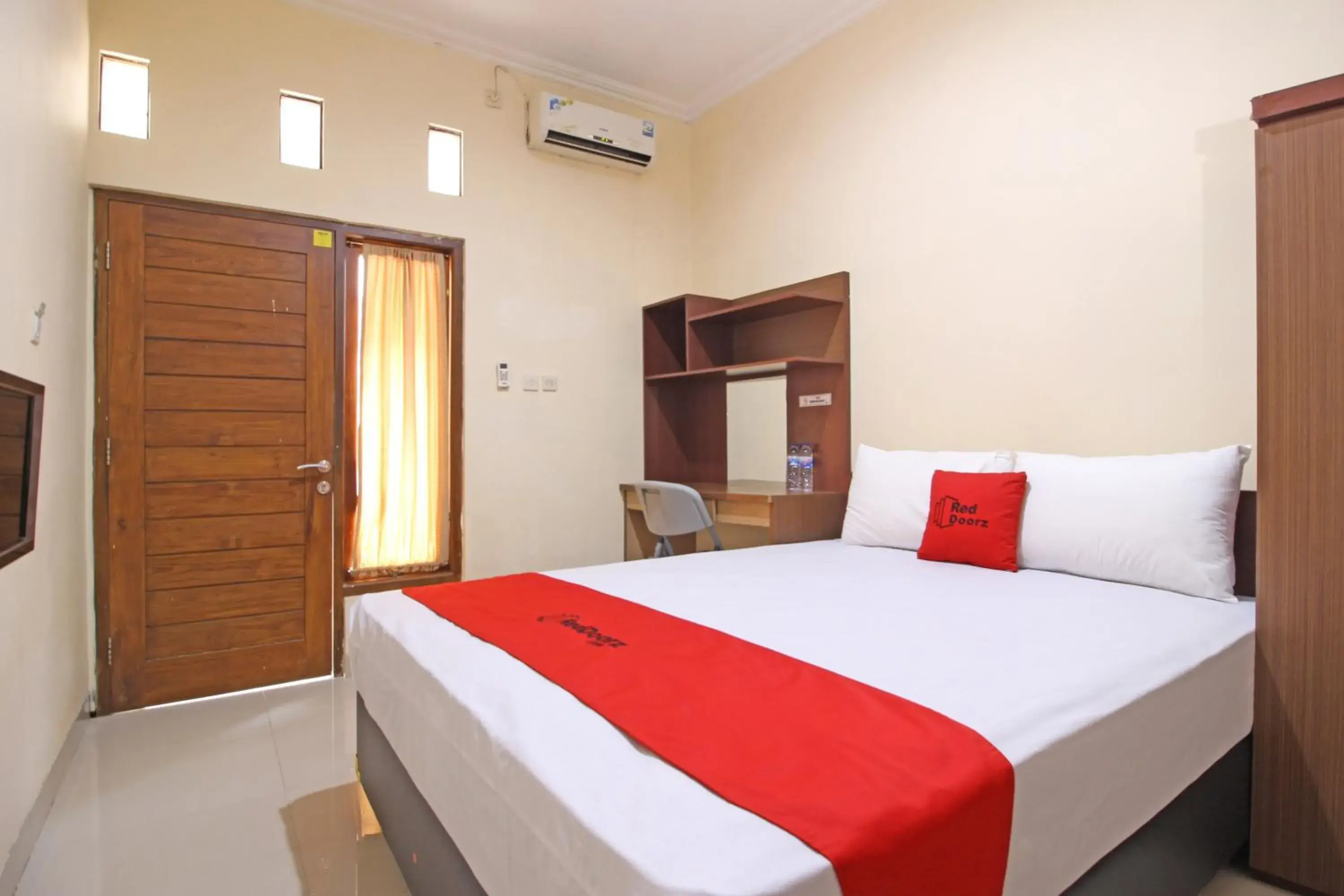 Bedroom, Bed in RedDoorz near Hartono Mall 3
