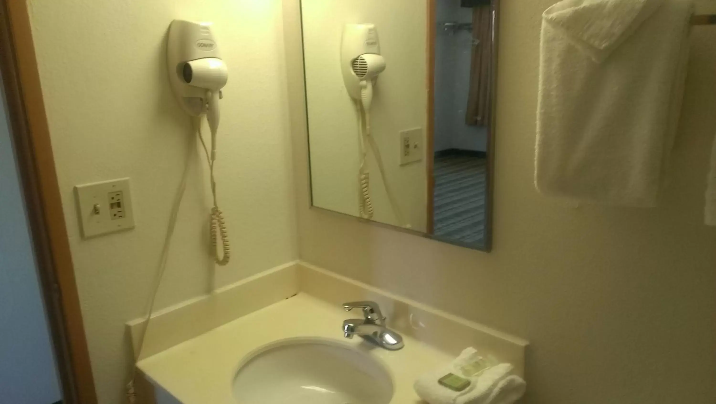 Bed, Bathroom in Super 8 by Wyndham West Haven