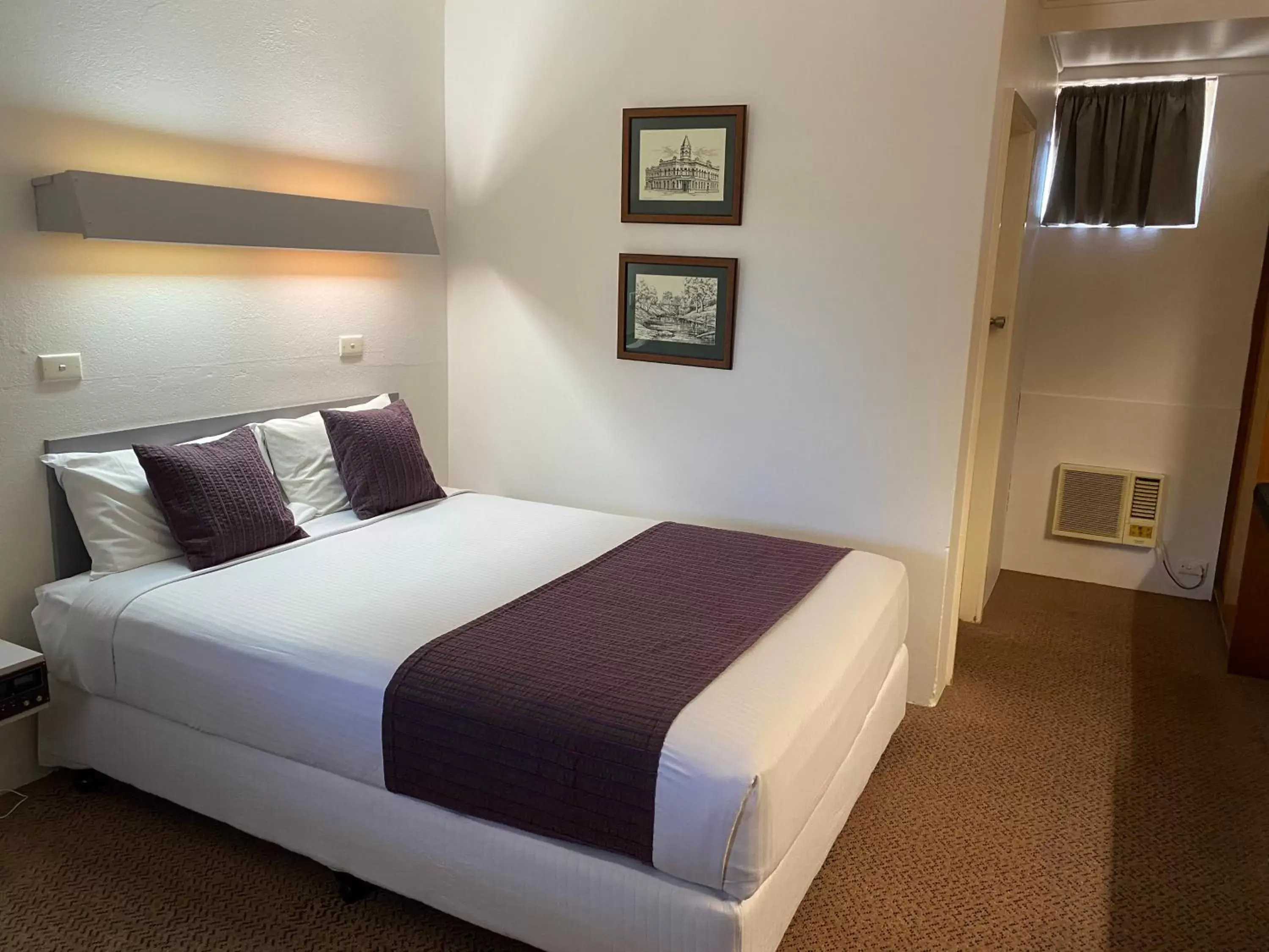 Bed in Ben Hall Motor Inn