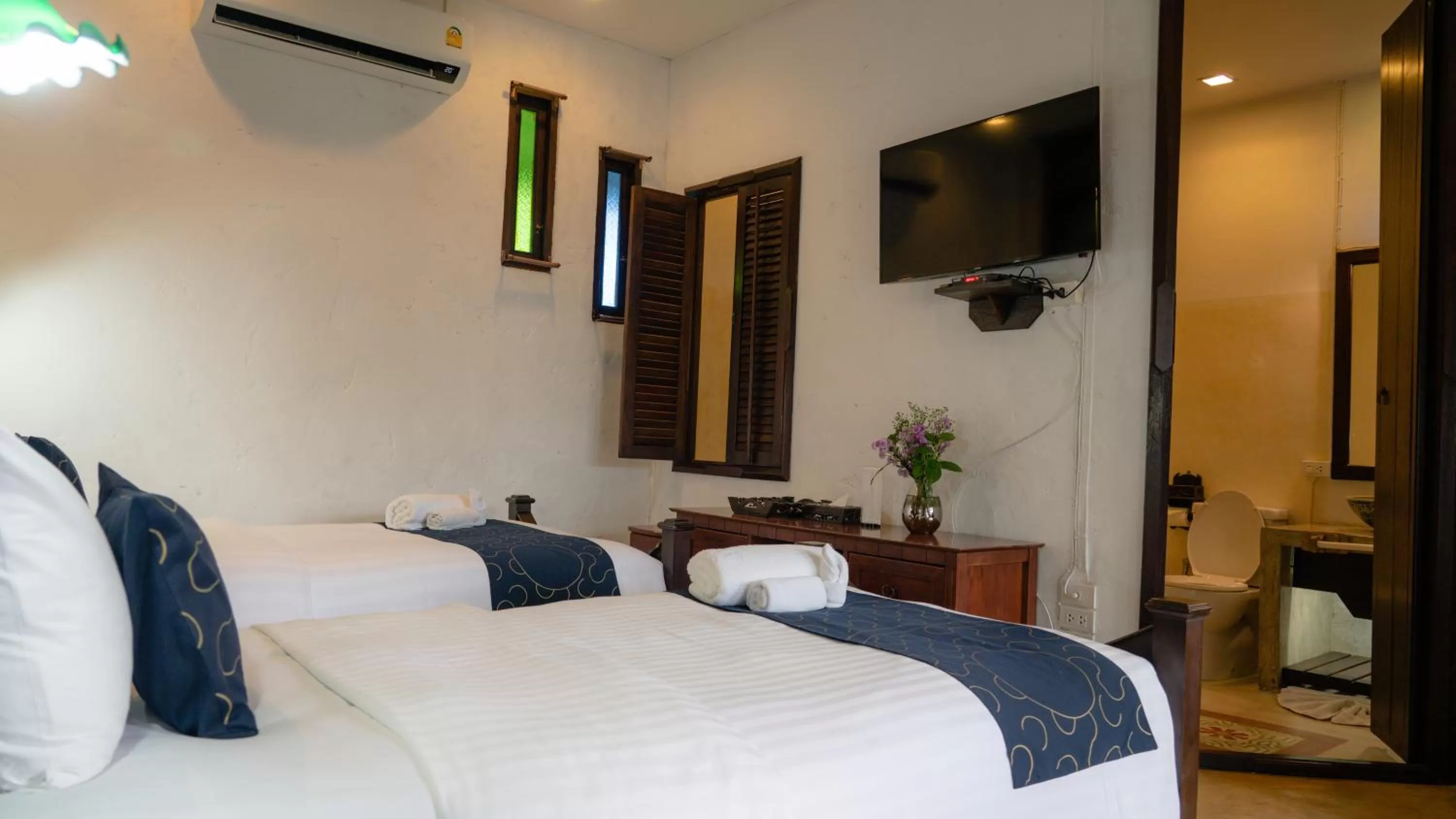 Photo of the whole room, Bed in Cheva Gallery Boutique Hotel