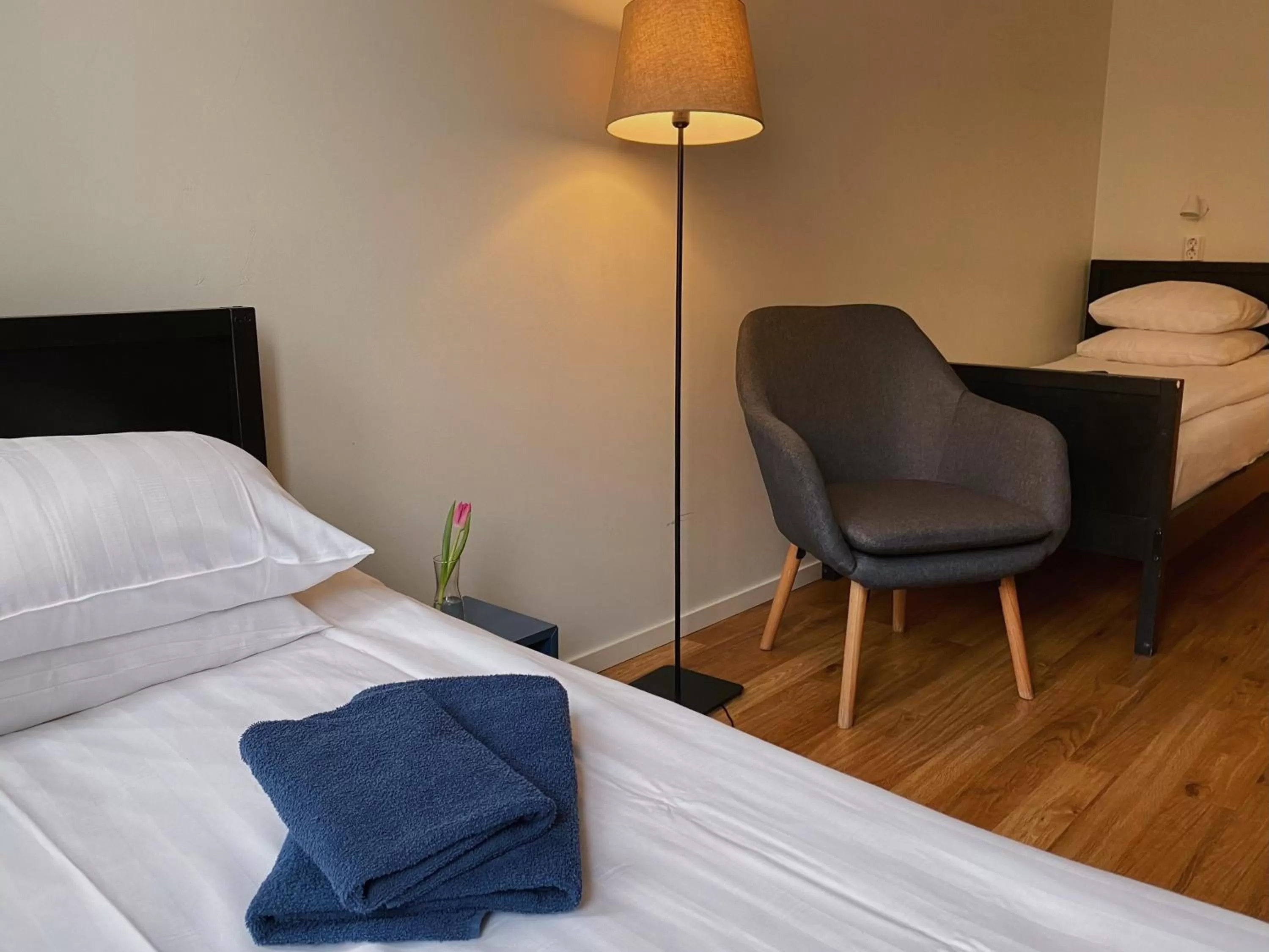 Bedroom, Bed in LA Hotel