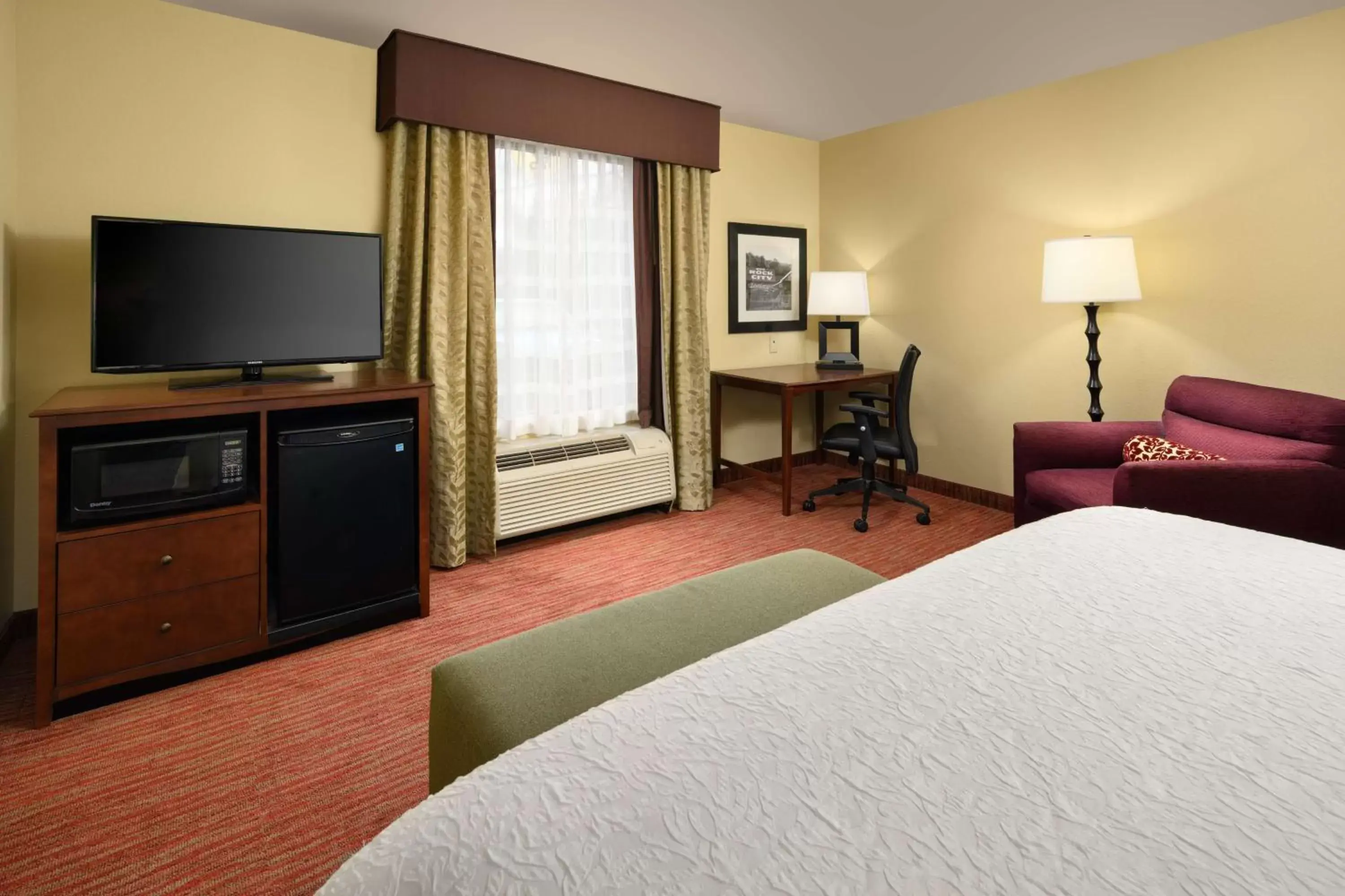 Bedroom, TV/Entertainment Center in Hampton Inn Kimball