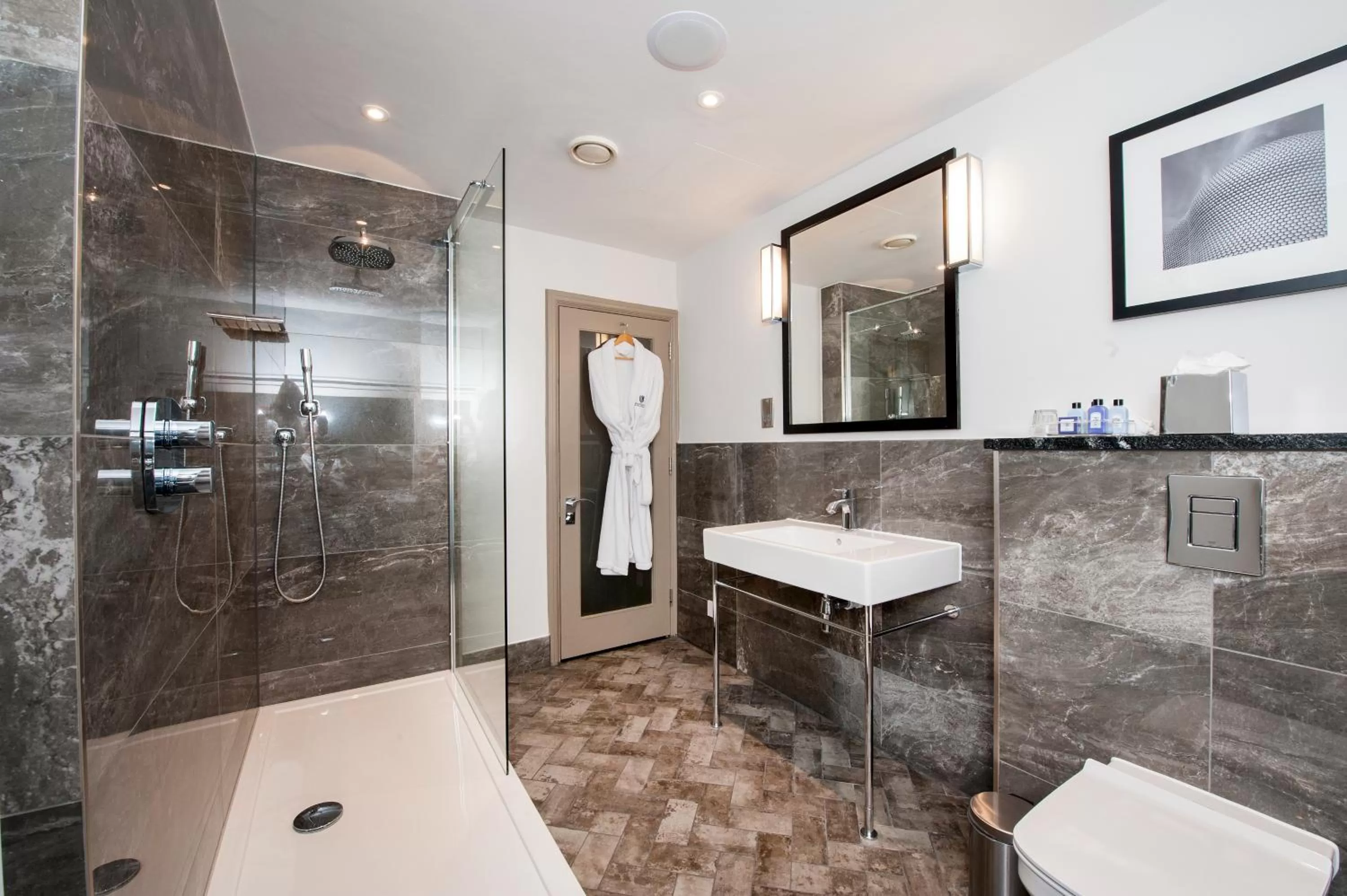 Shower in Macdonald Burlington Hotel