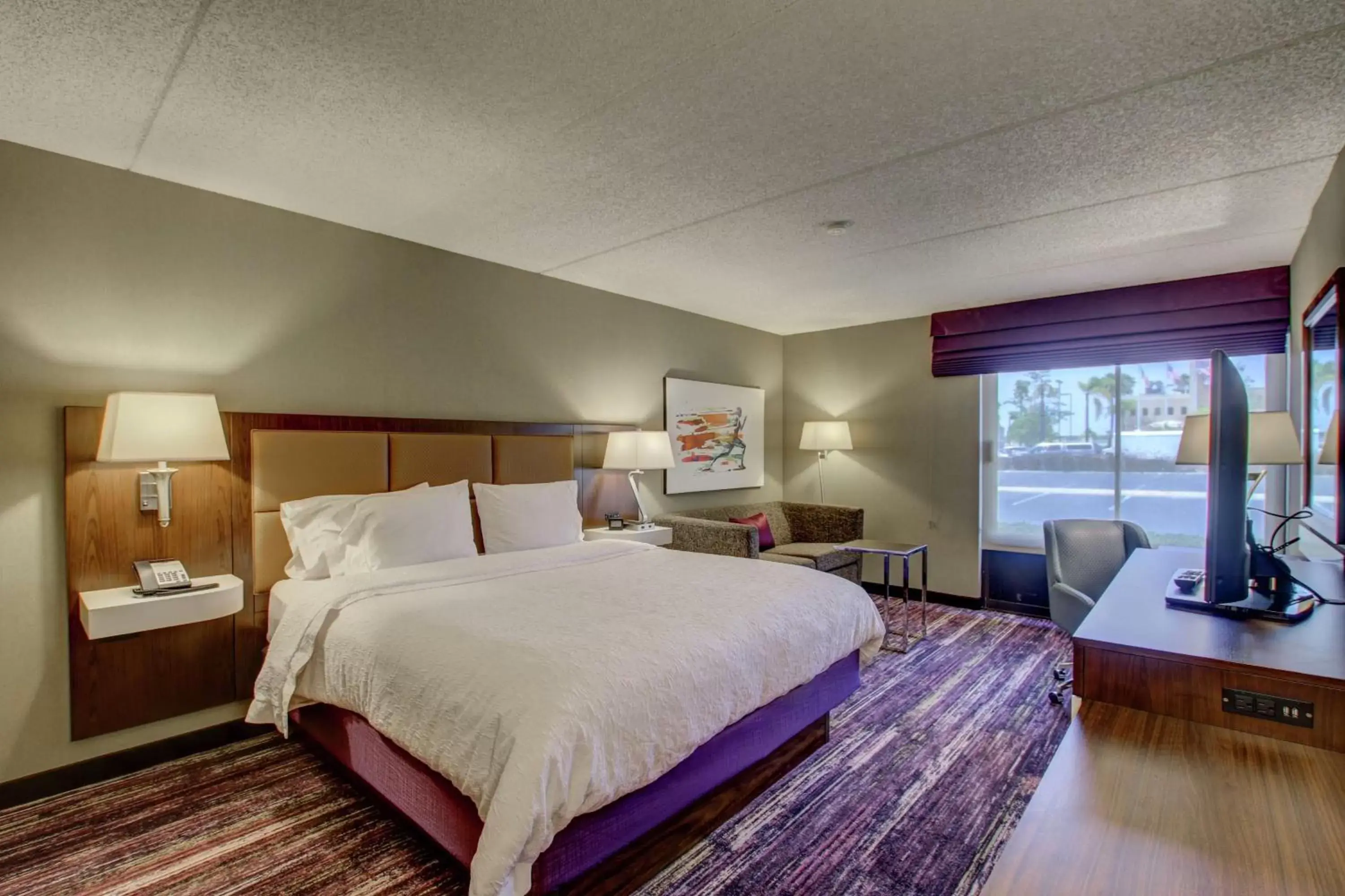 Living room, Bed in Hampton Inn by Hilton San Diego - Kearny Mesa