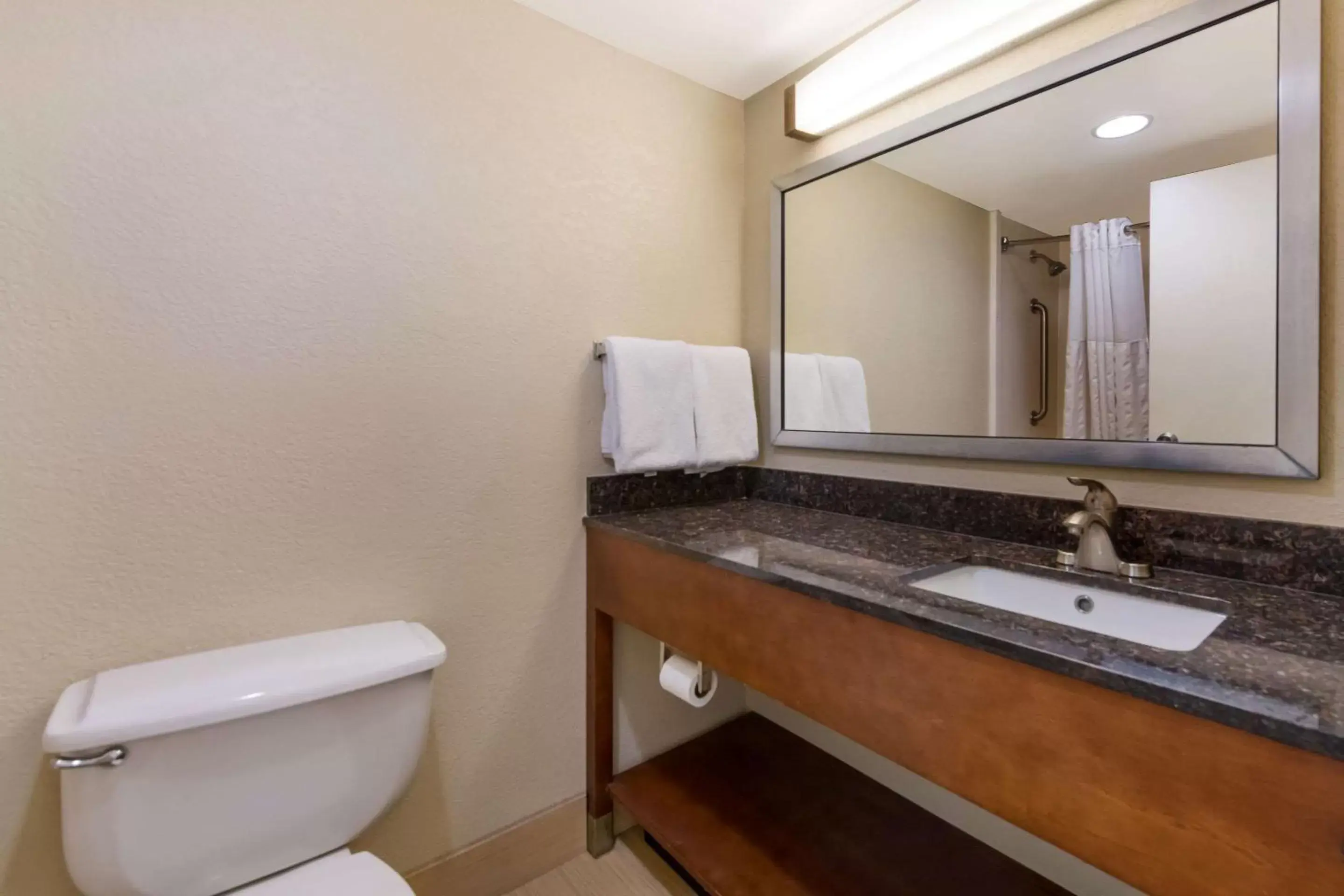 Bedroom, Bathroom in Comfort Inn South Oceanfront