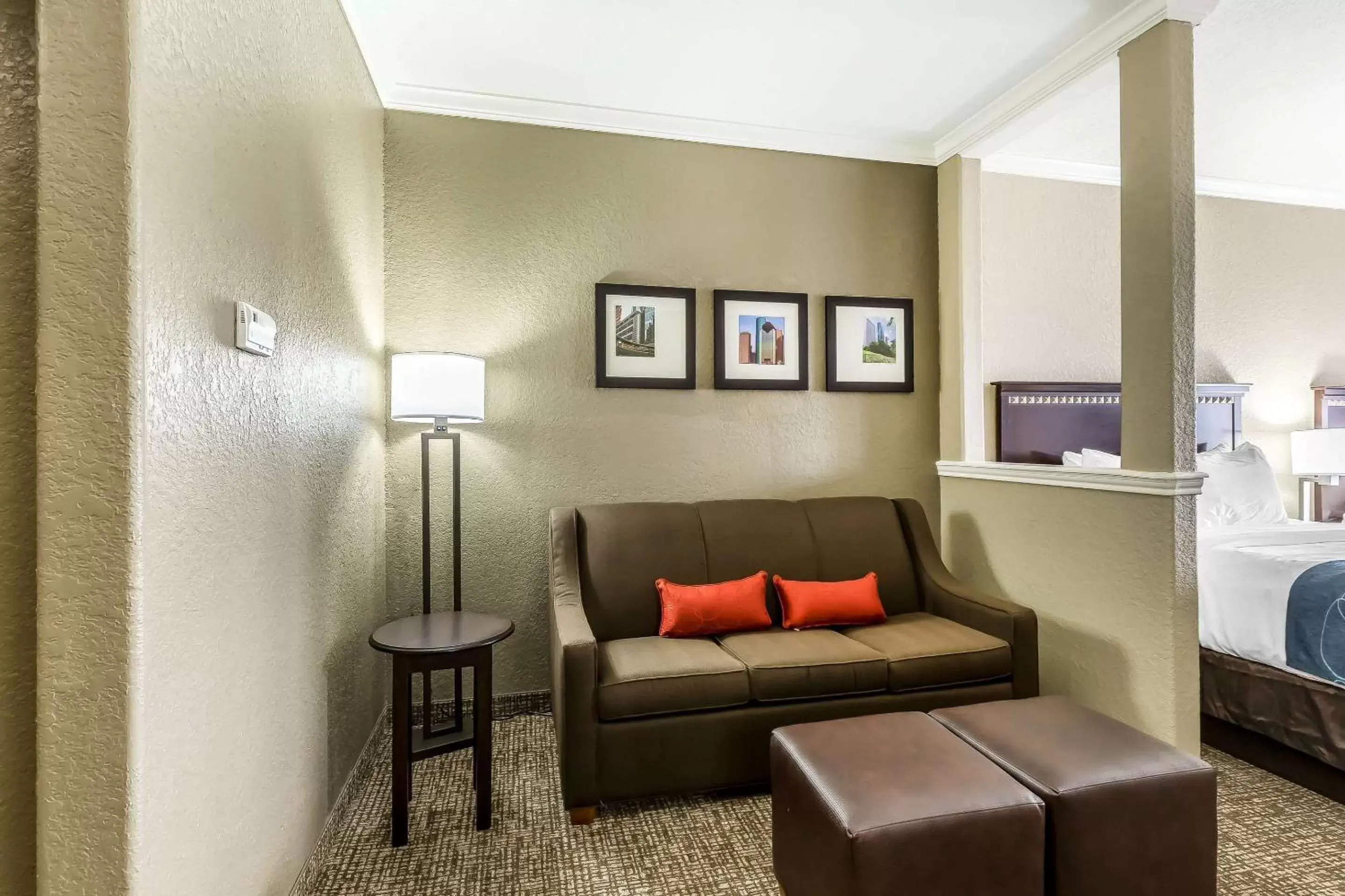 Photo of the whole room, Seating Area in Comfort Suites Houston IAH Airport - Beltway 8