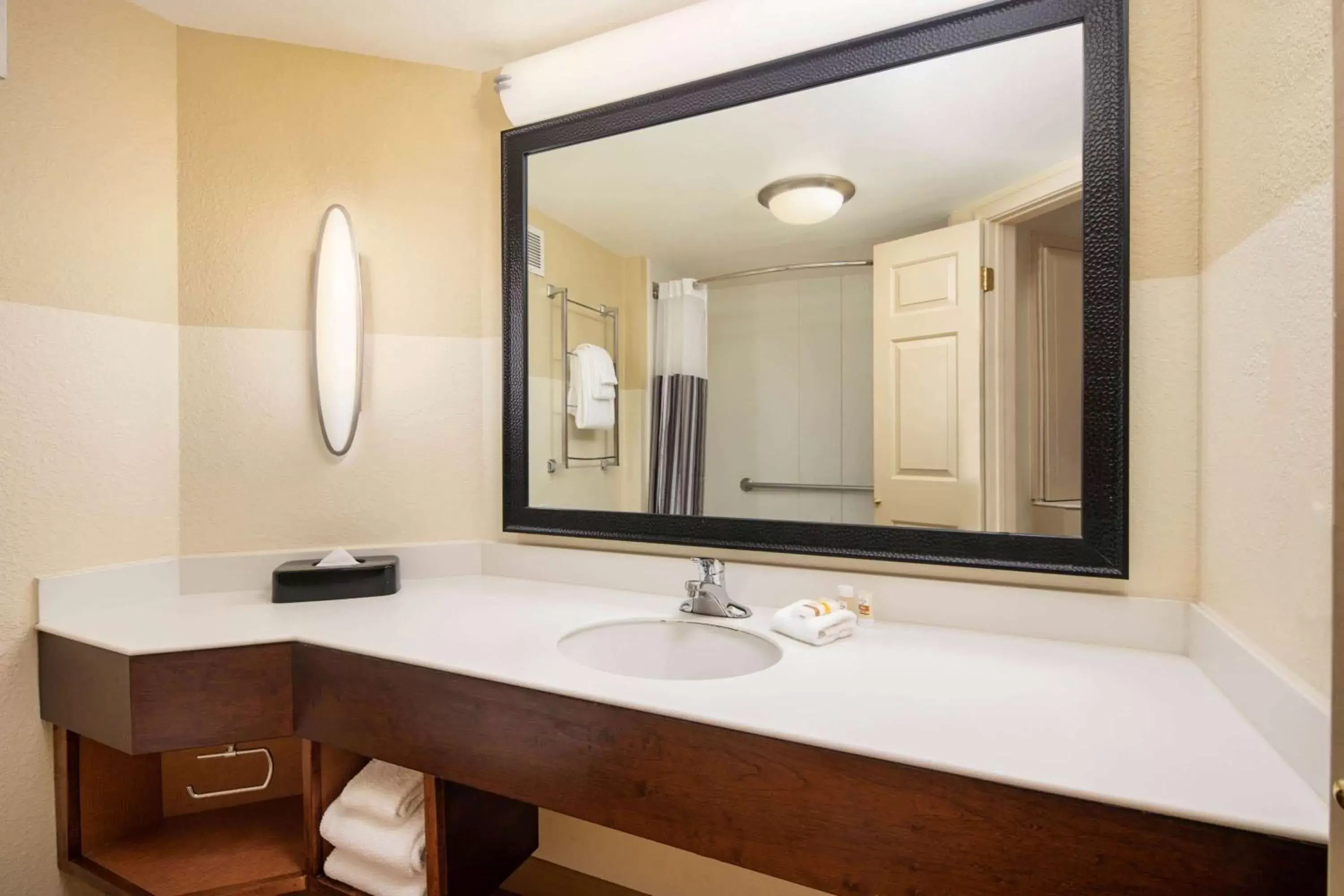 Bathroom in La Quinta by Wyndham Atlanta Ballpark/Galleria