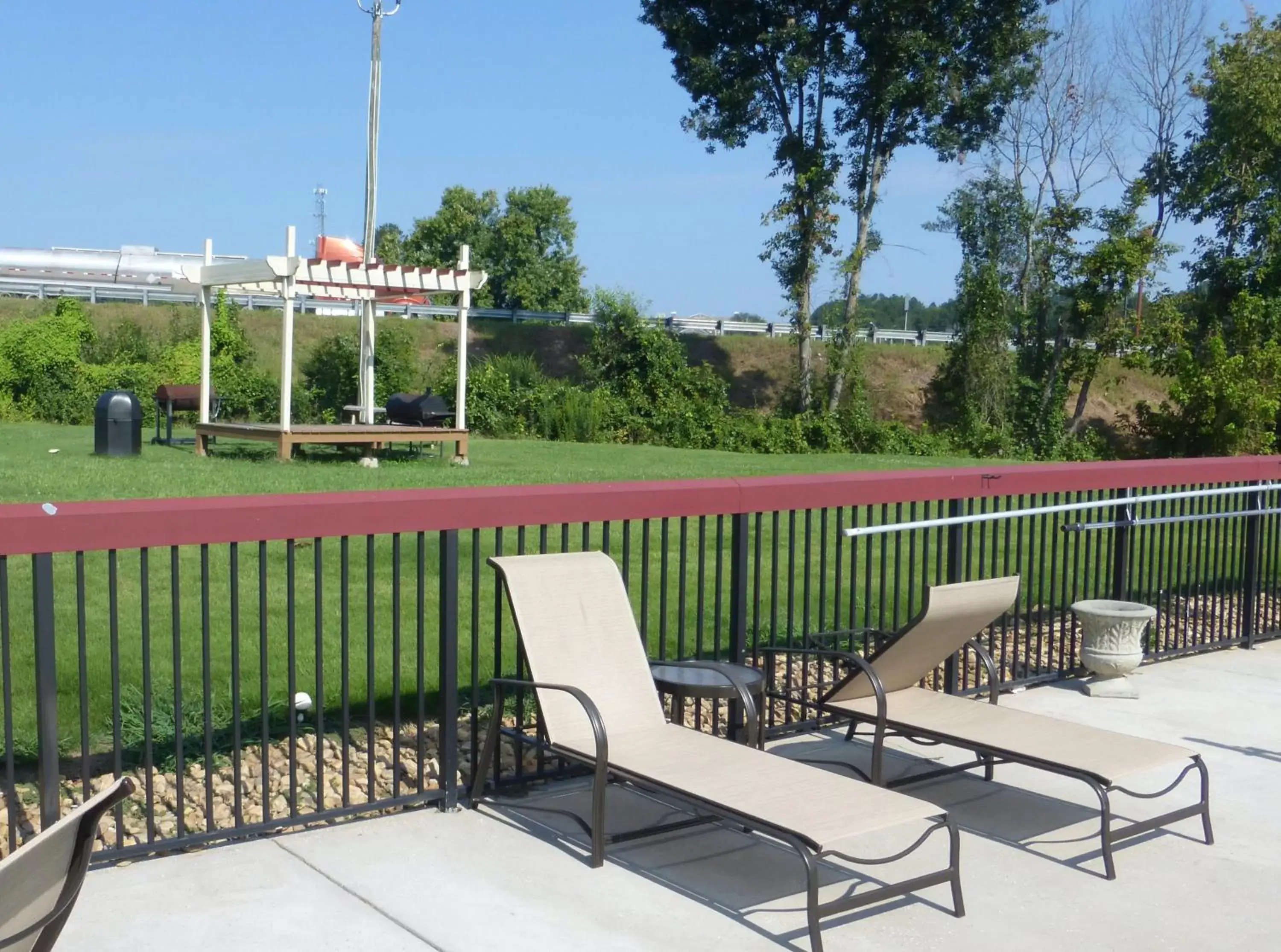 BBQ facilities in Red Roof Inn & Suites Commerce - Athens BBQ facilities in Red Roof Inn & Suites Commerce - Athens