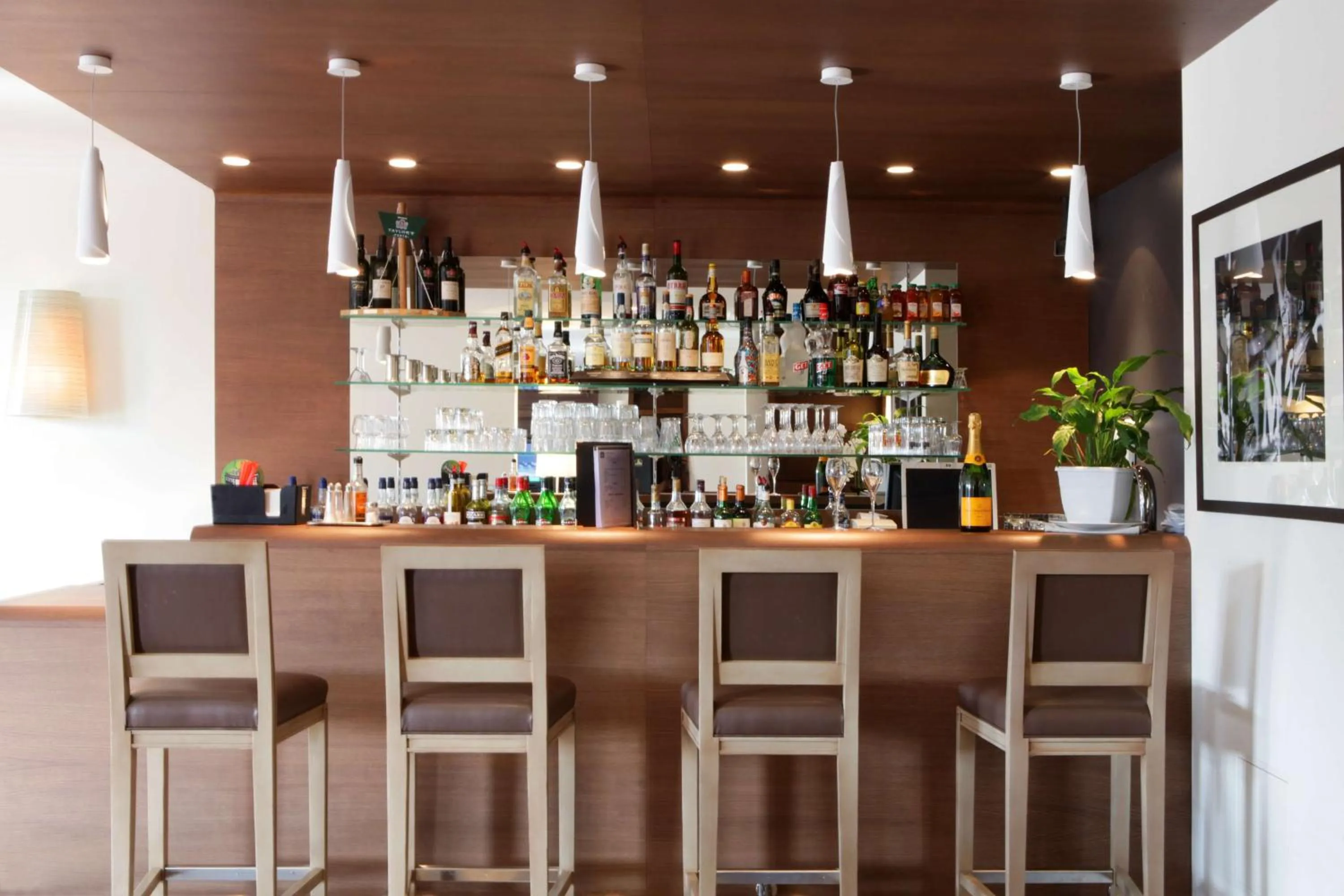 Lounge or bar in Best Western Plus Hostellerie Du Vallon