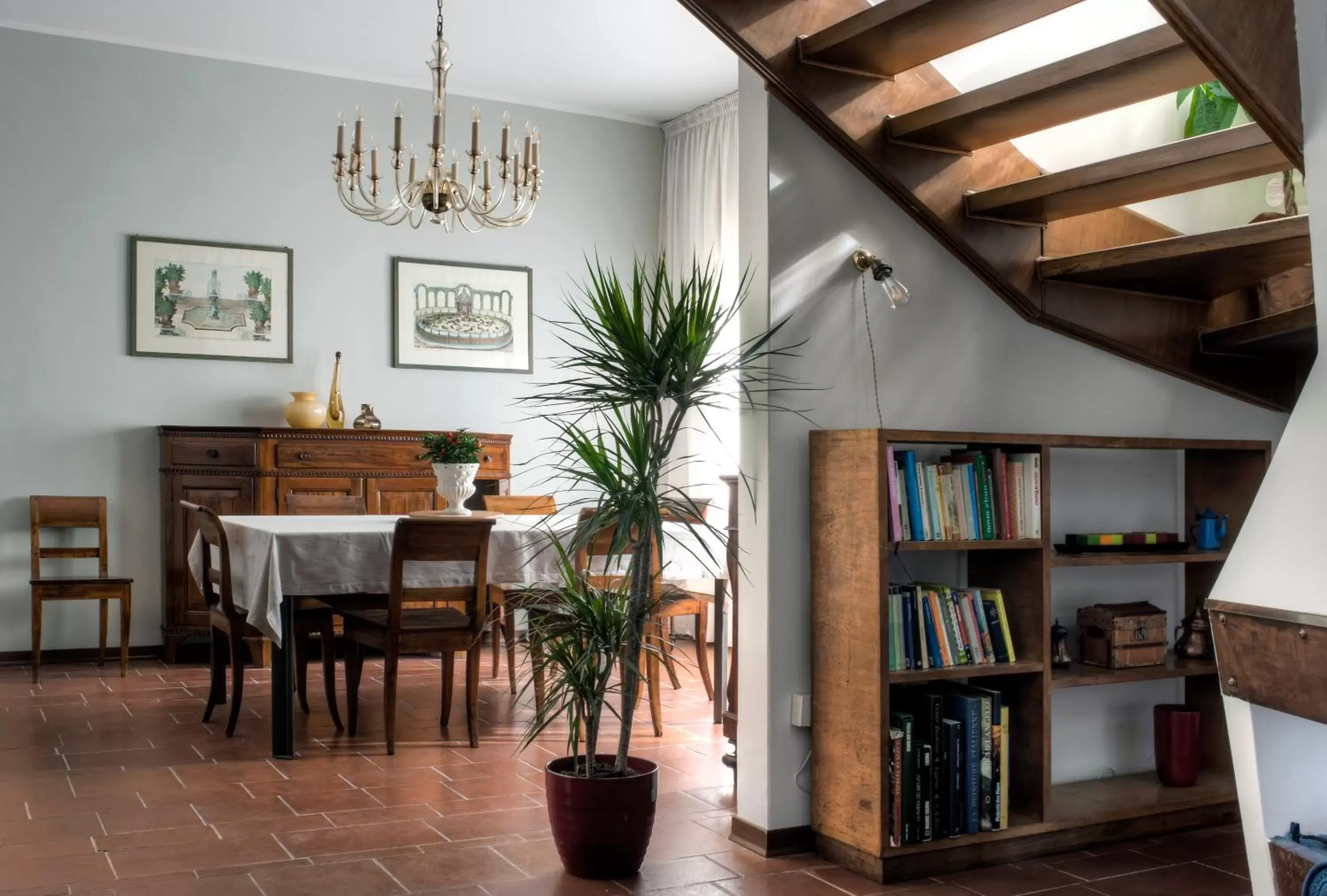 Library in Casa Lunia Guesthouse