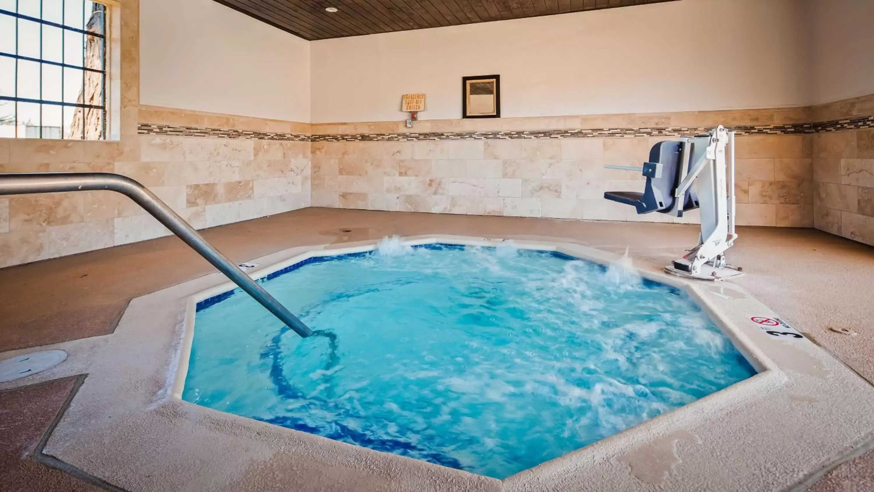 Hot Tub, Swimming Pool in Best Western Sonoma Winegrower's Inn