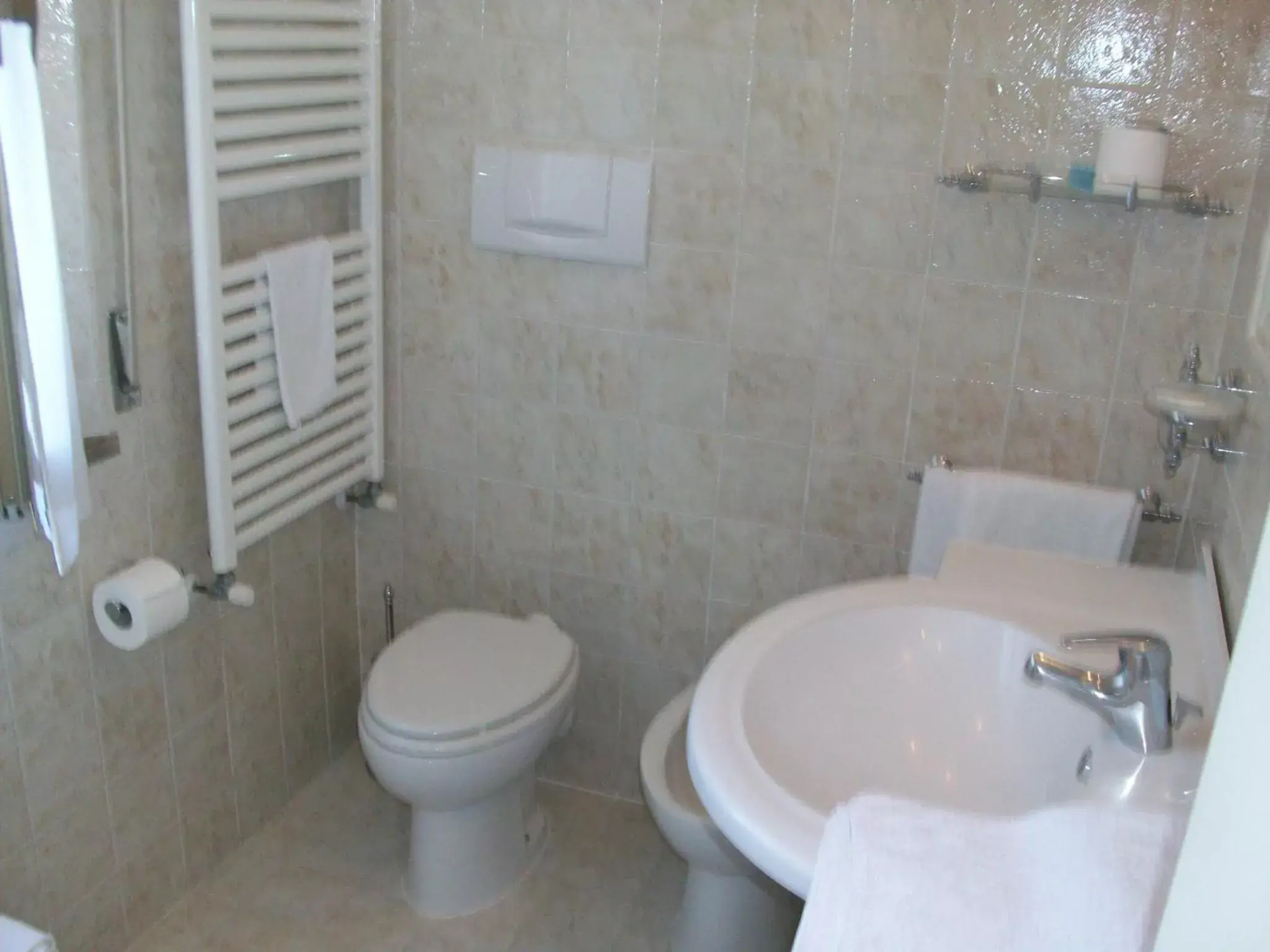 Bathroom in Hotel Santorotto