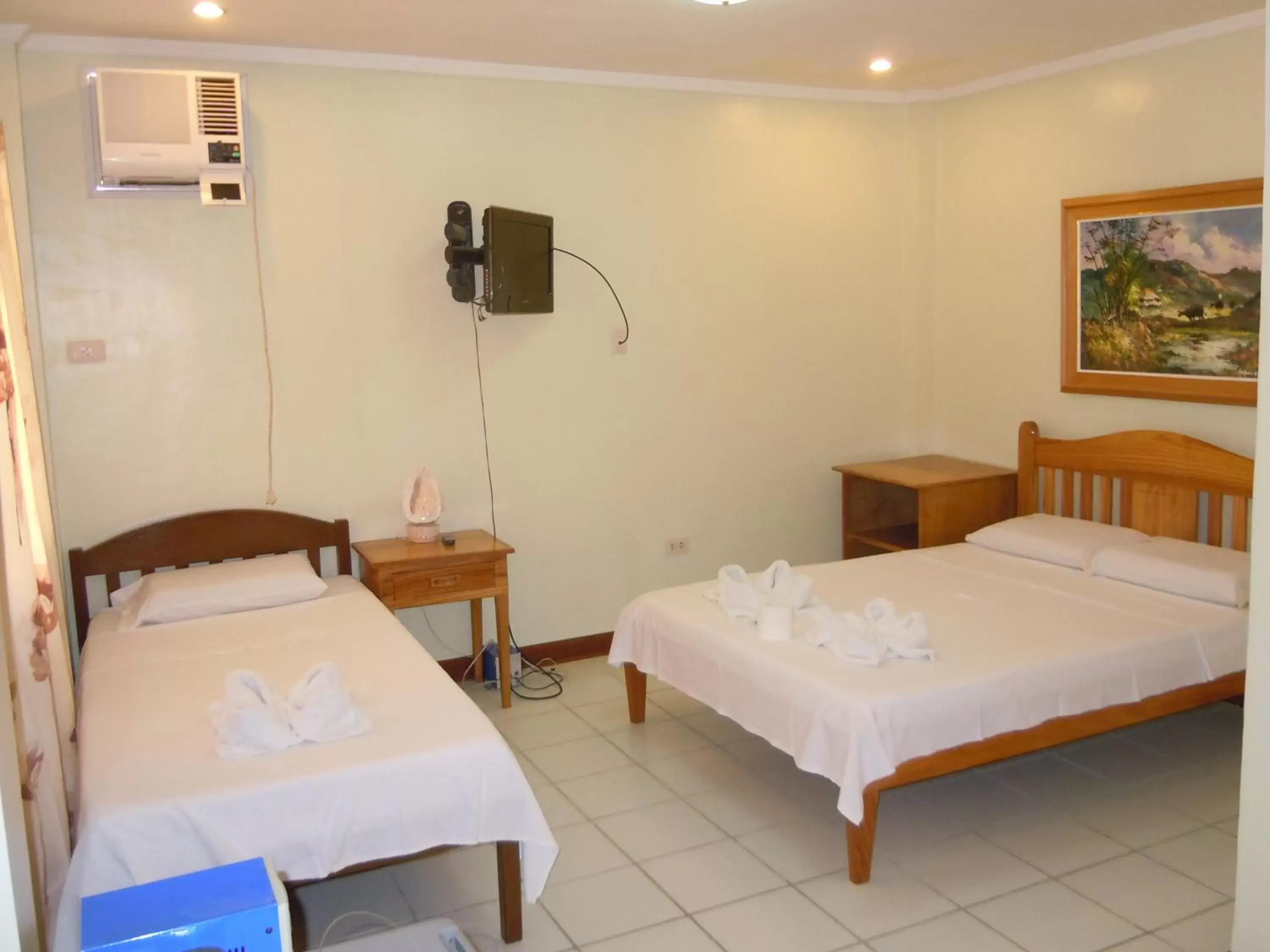 Photo of the whole room, Bed in Wellbeach Dive Resort
