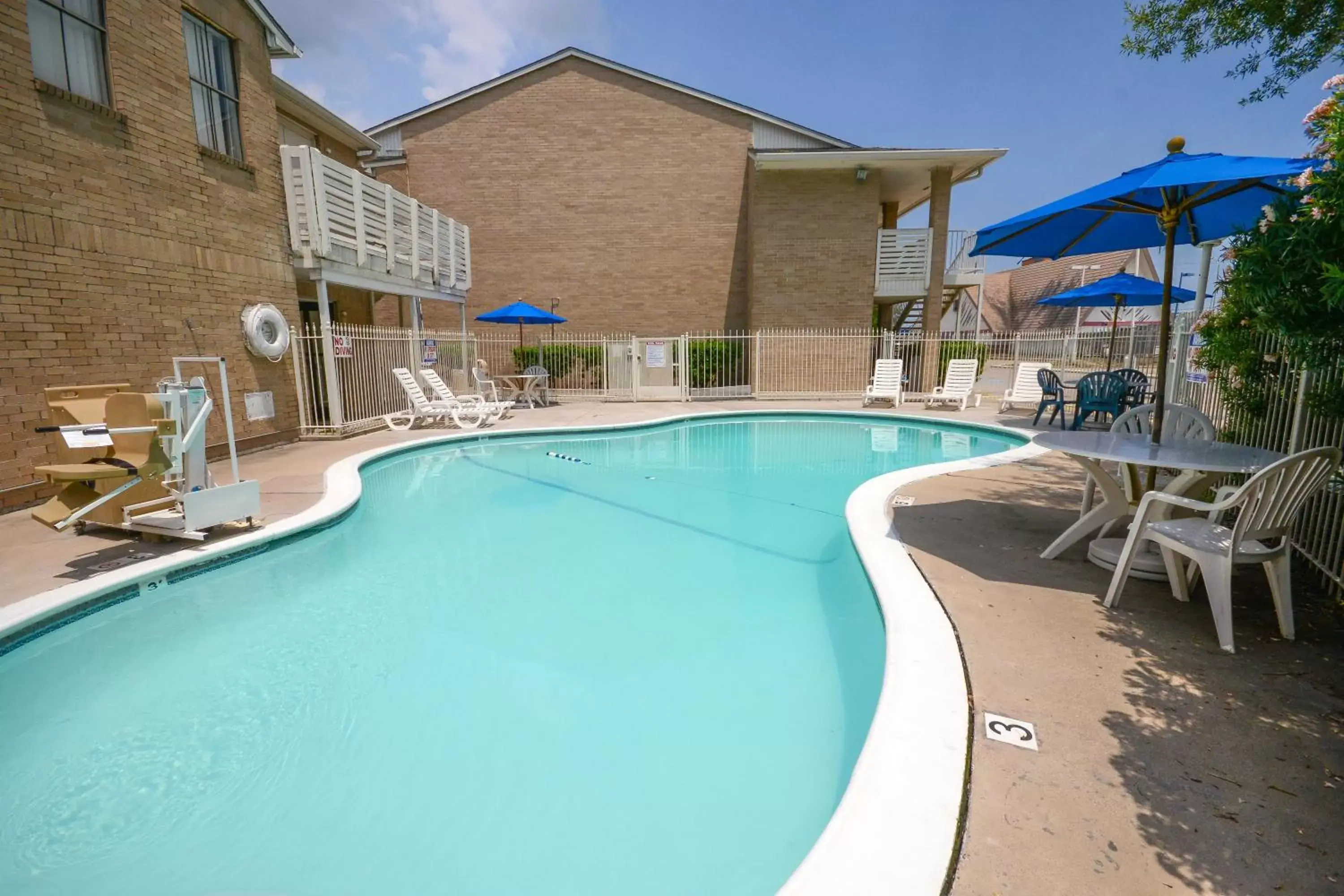Day, Swimming Pool in Motel 6-Baytown, TX - Baytown East