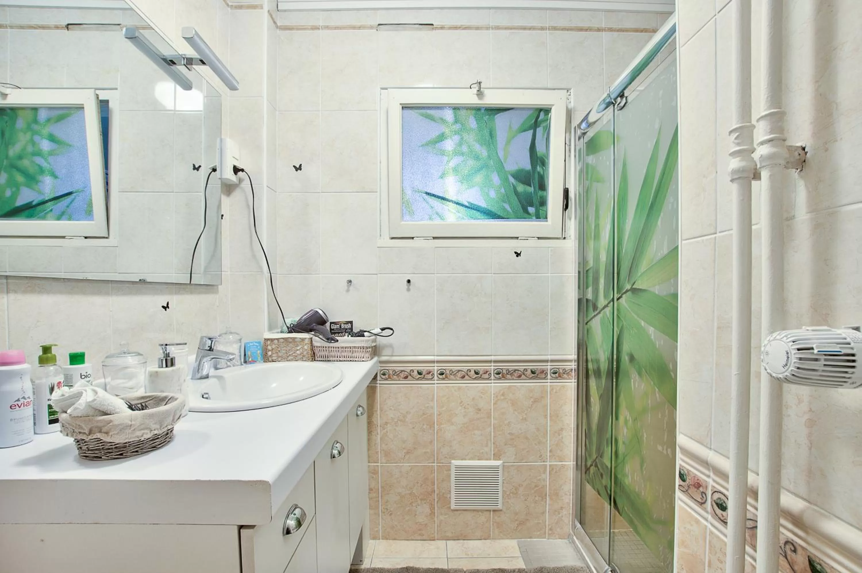 Shower in NATURALBNB - Chambres d'hôtes bios, éthiques - Au calme, confort dans résidence fermée - PARKING GRATUIT et sécurisé - Garage vélos et motos - OFFERT SUPER PETIT DEJEUNER local et bio sucré salé