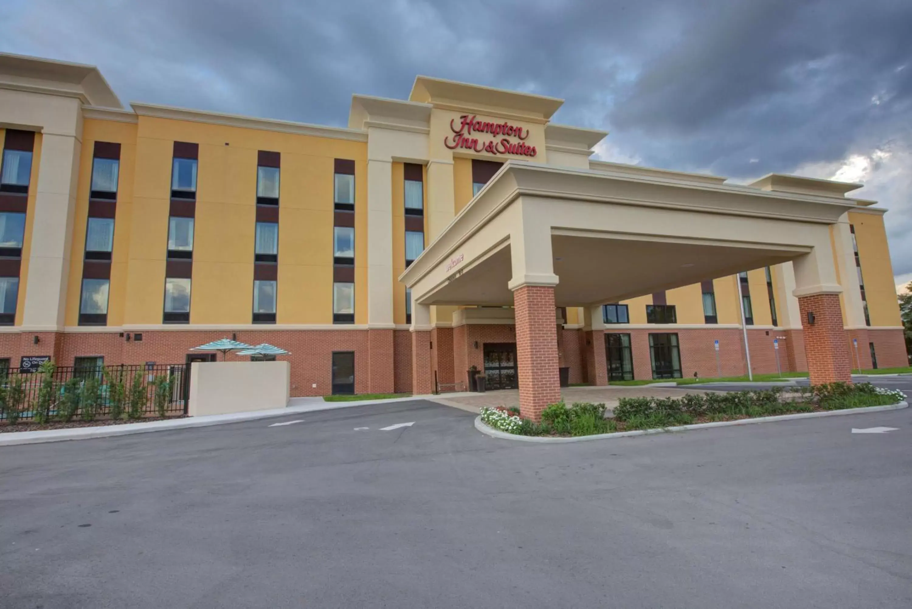 Property Building in Hampton Inn & Suites by Hilton Tampa Busch Gardens Area