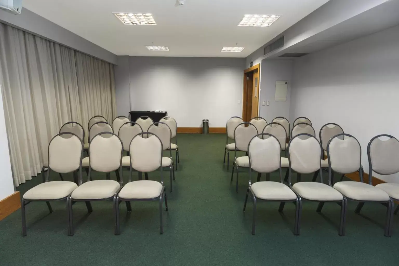 Meeting/conference room in Golden Tulip Porto Vitória