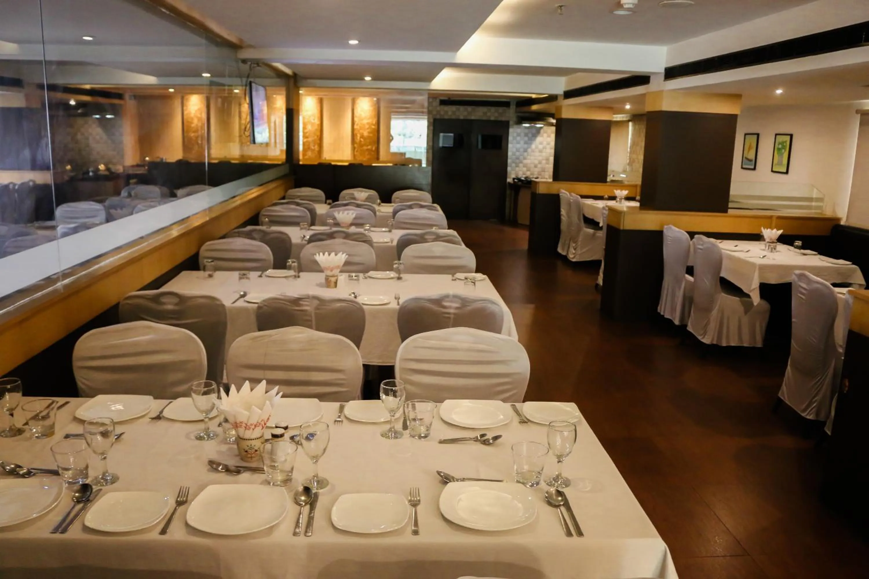 Restaurant/places to eat in Hotel Winsar Park