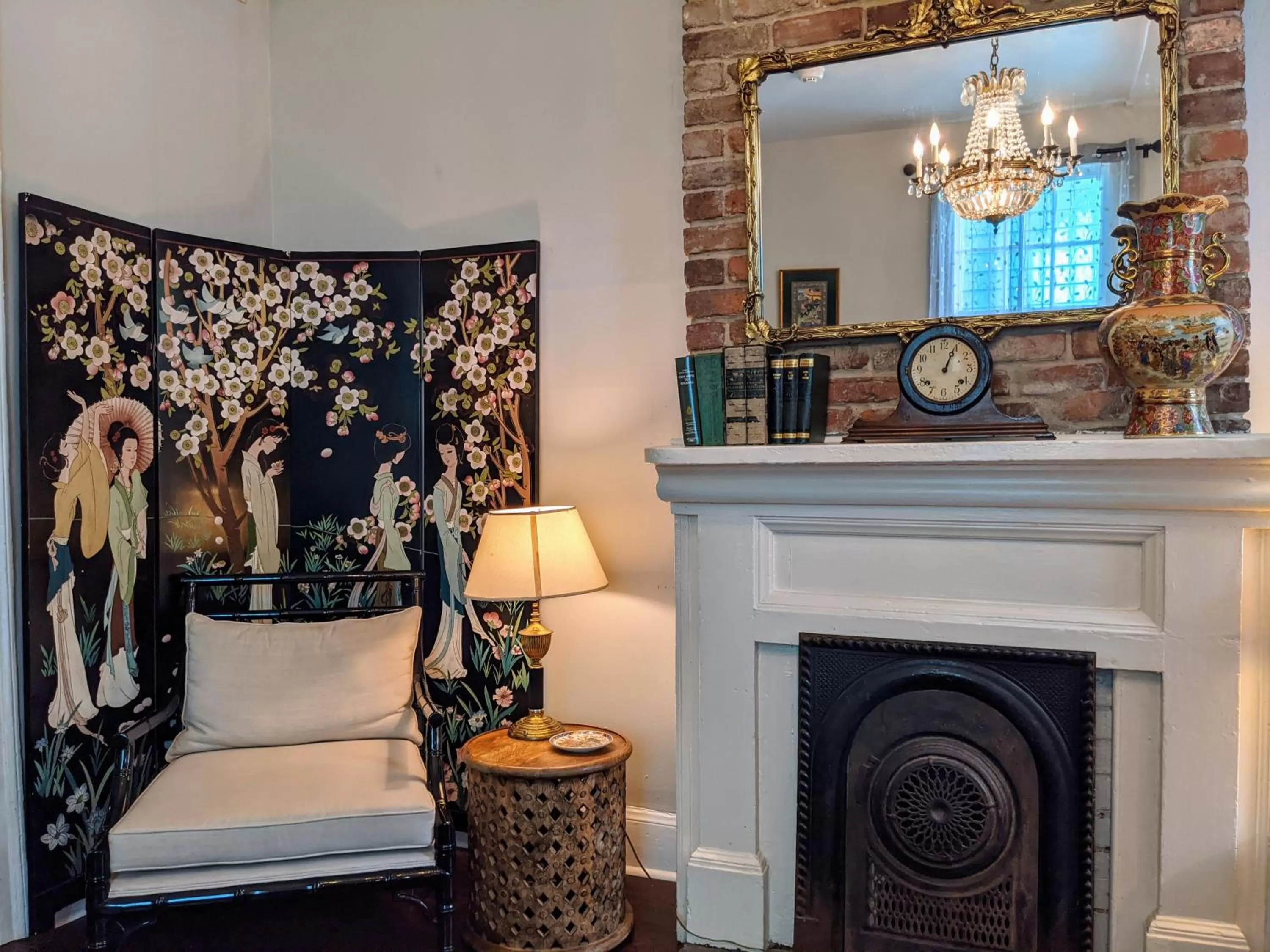 Communal lounge/ TV room in Balcony Guest House