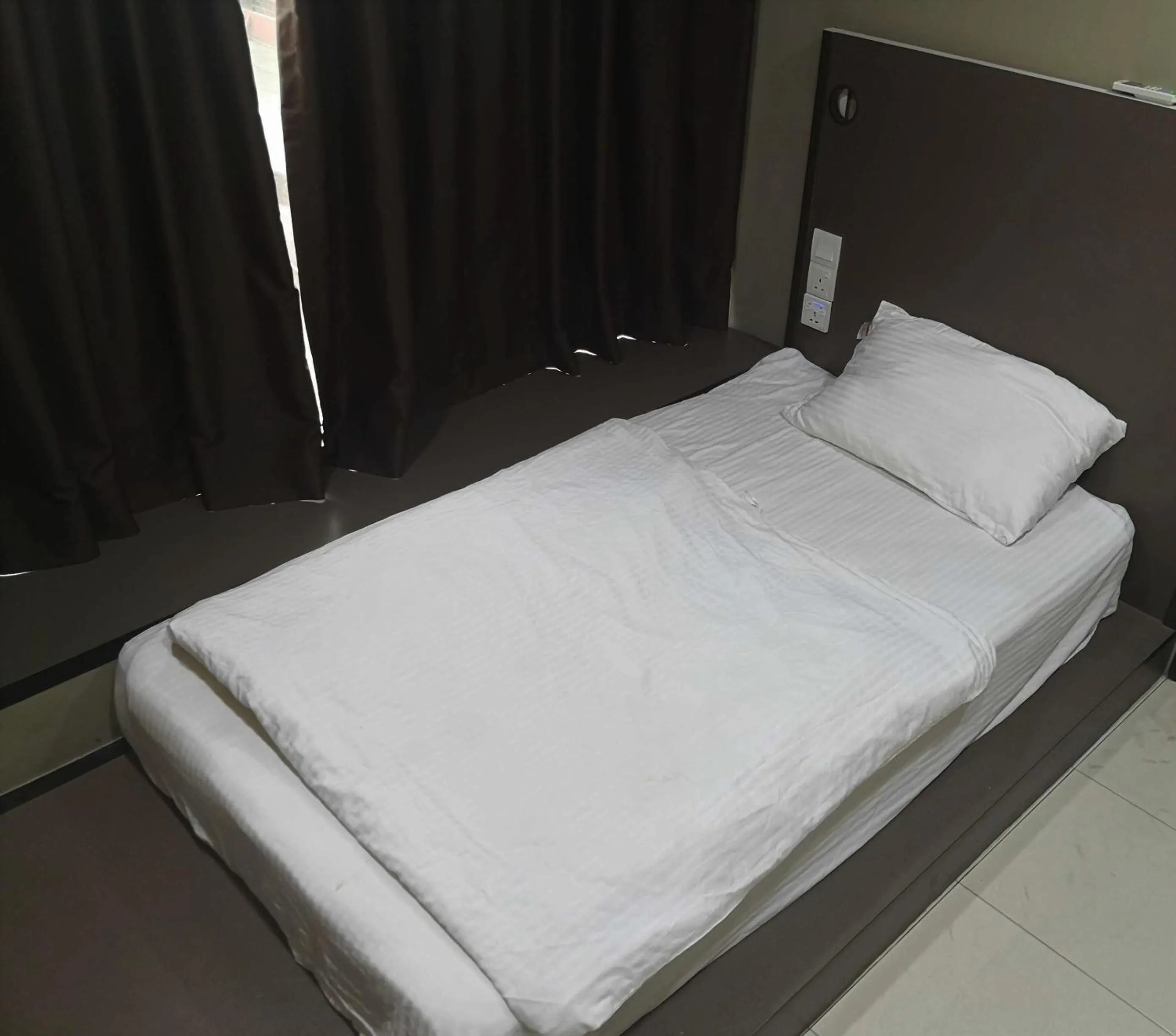 Bedroom, Bed in Tropika Garden Hotel Kulai