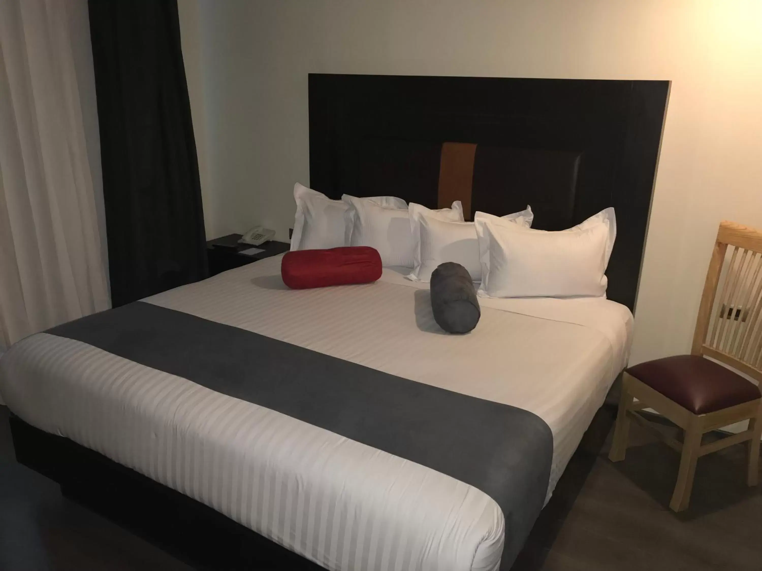 Bed in Best Western Plus Metepec & Suites