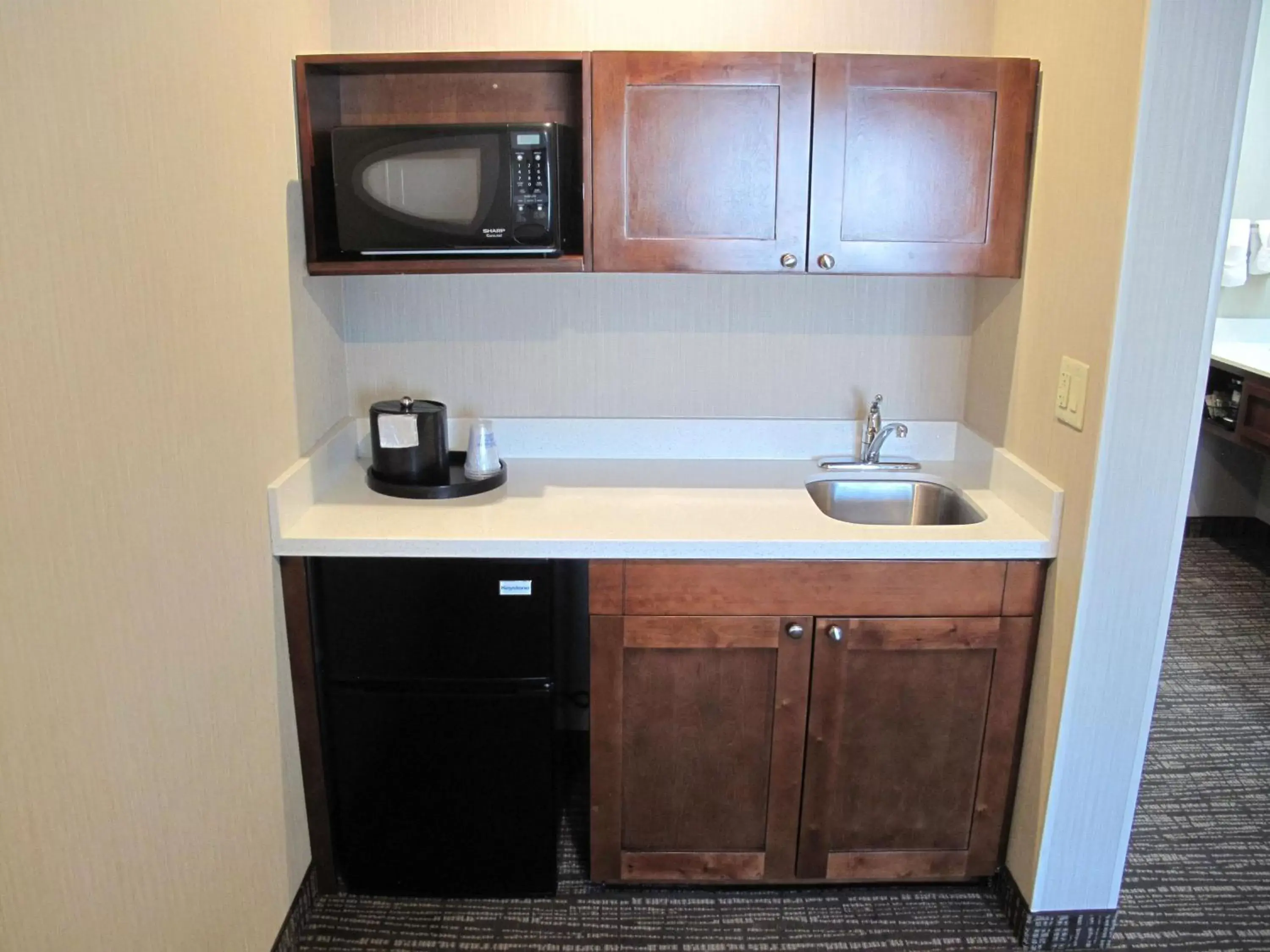 Photo of the whole room, Kitchen/Kitchenette in Best Western Timpanogos Inn